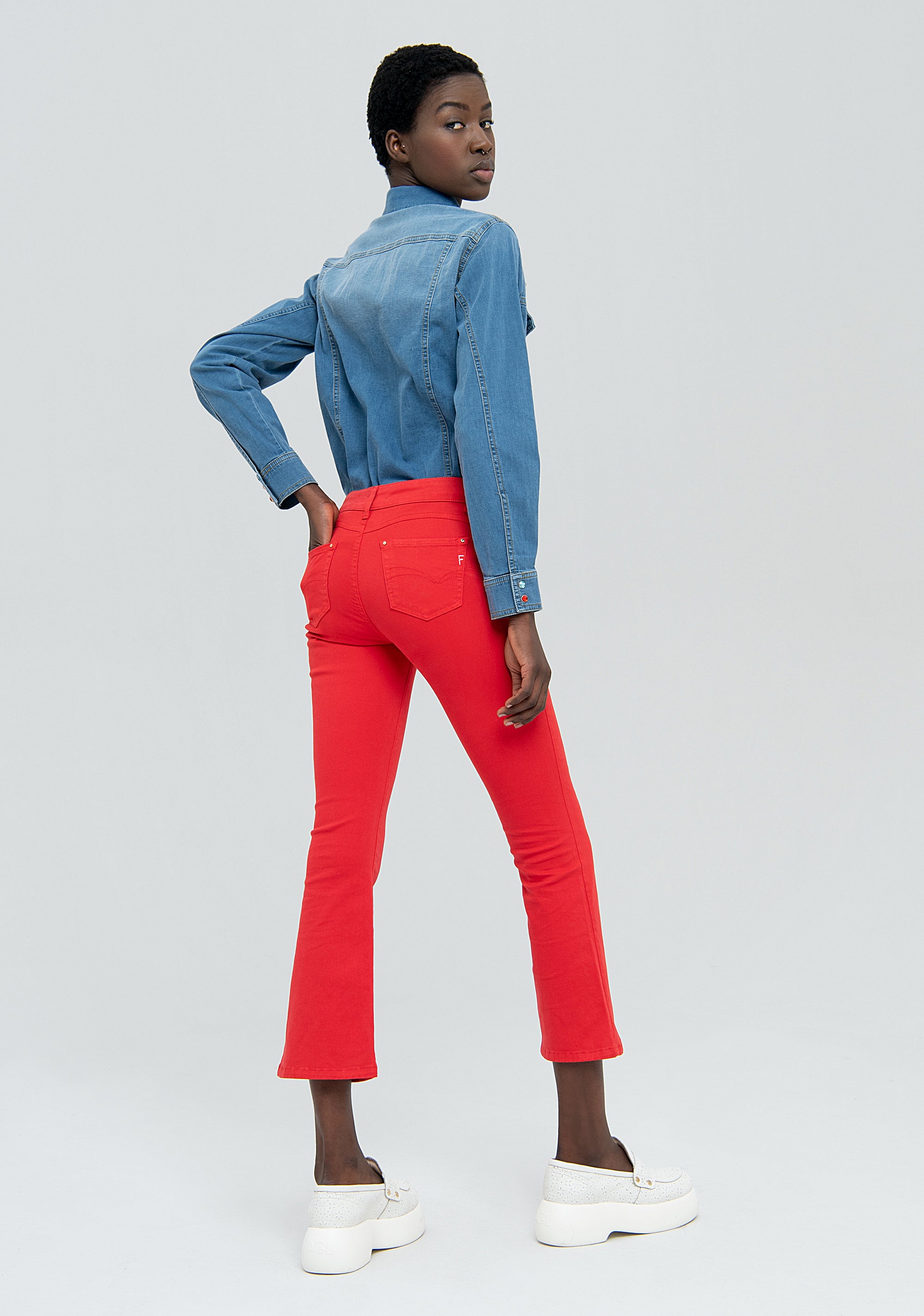 Pantalone bootcut cropped con portachiavi gioiello abbinato