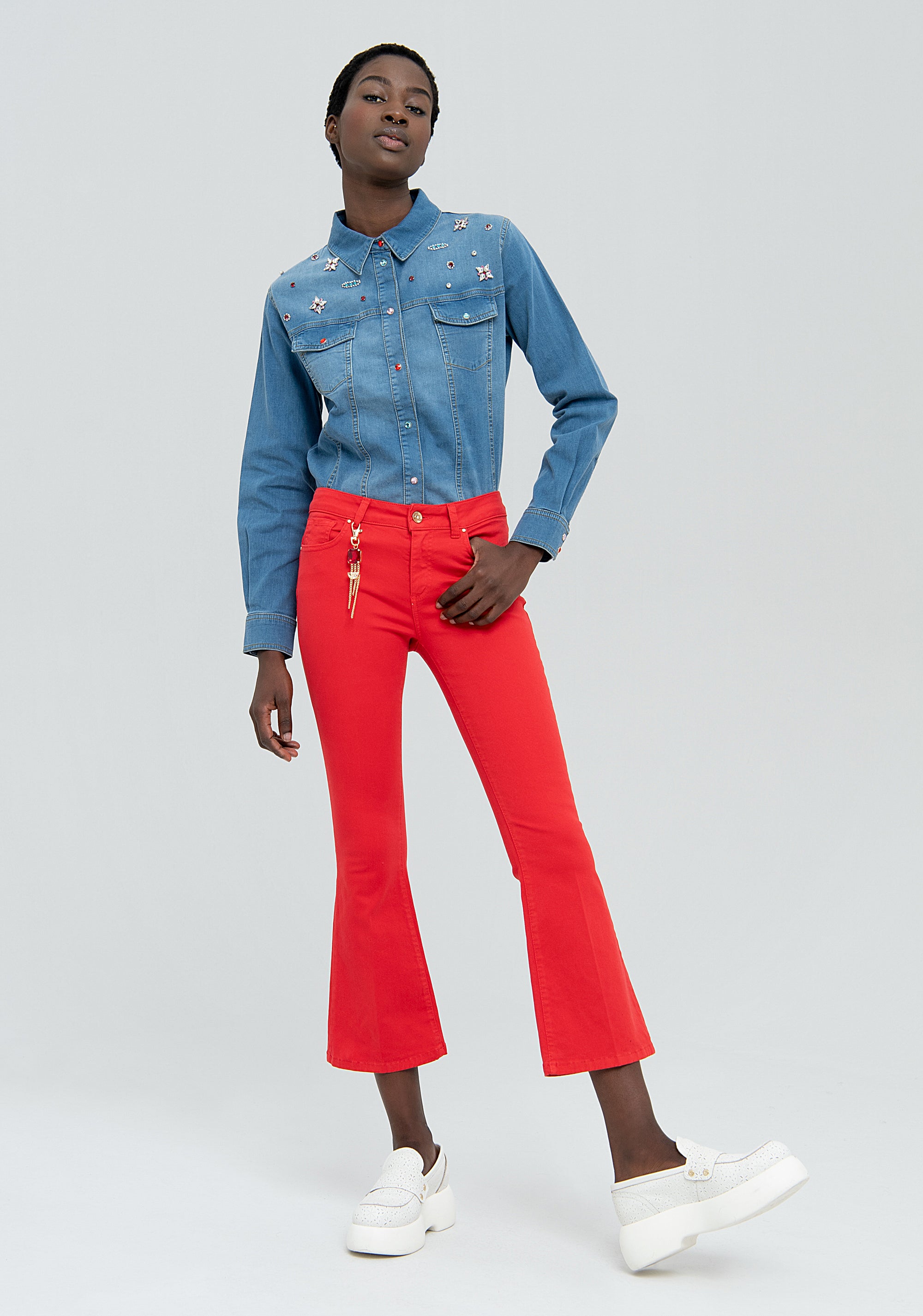 Pantalone bootcut cropped con portachiavi gioiello abbinato
