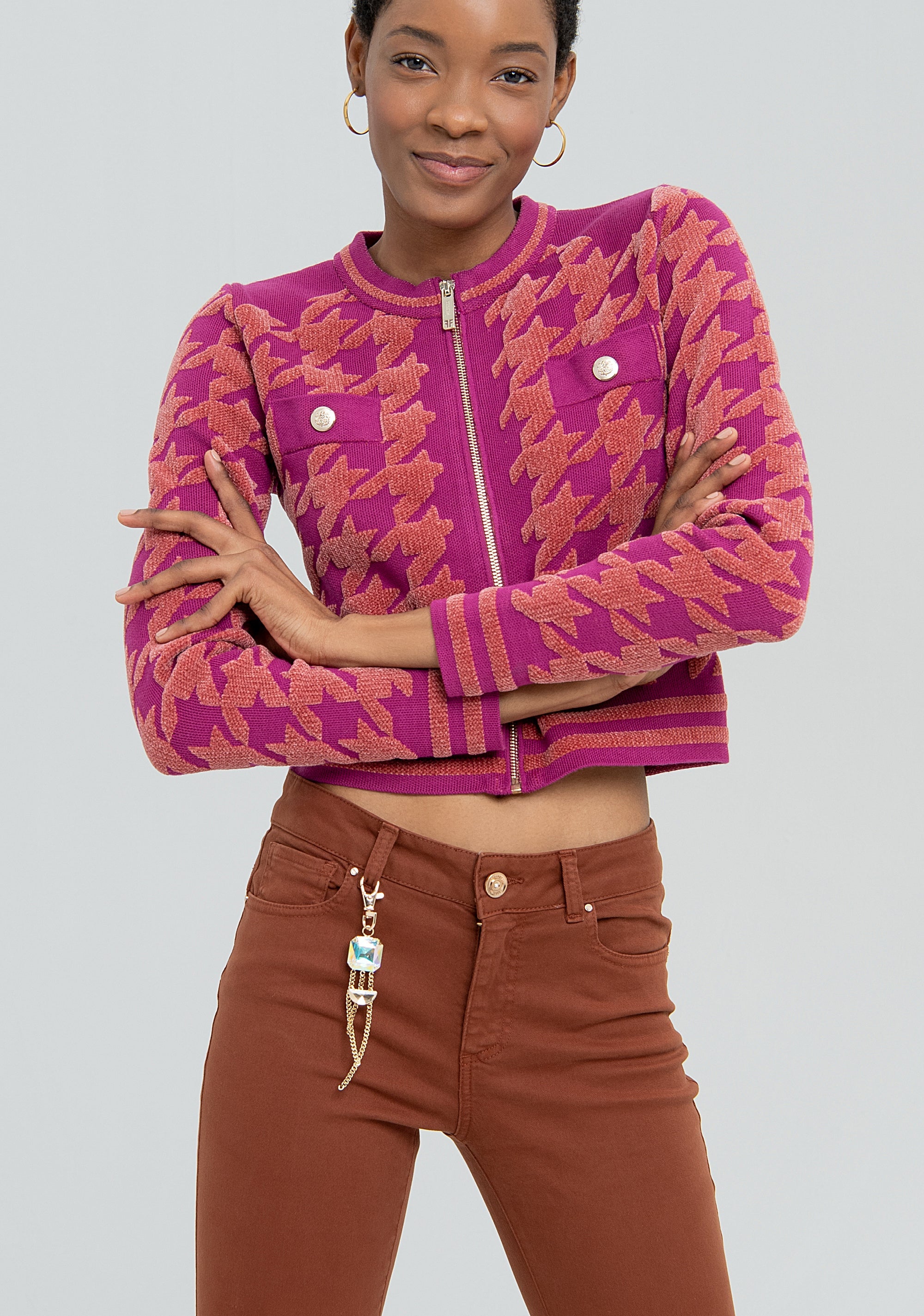 Pantalone bootcut cropped con portachiavi gioiello abbinato