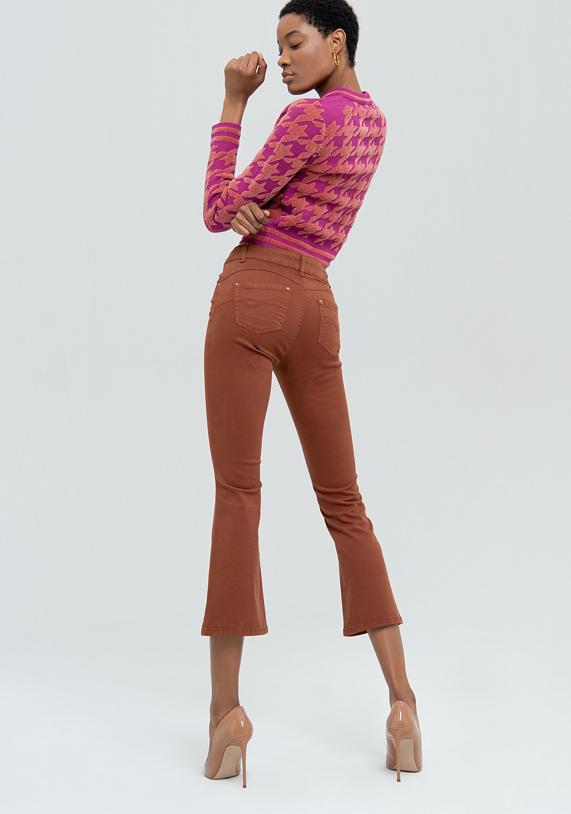Pantalone bootcut cropped con portachiavi gioiello abbinato