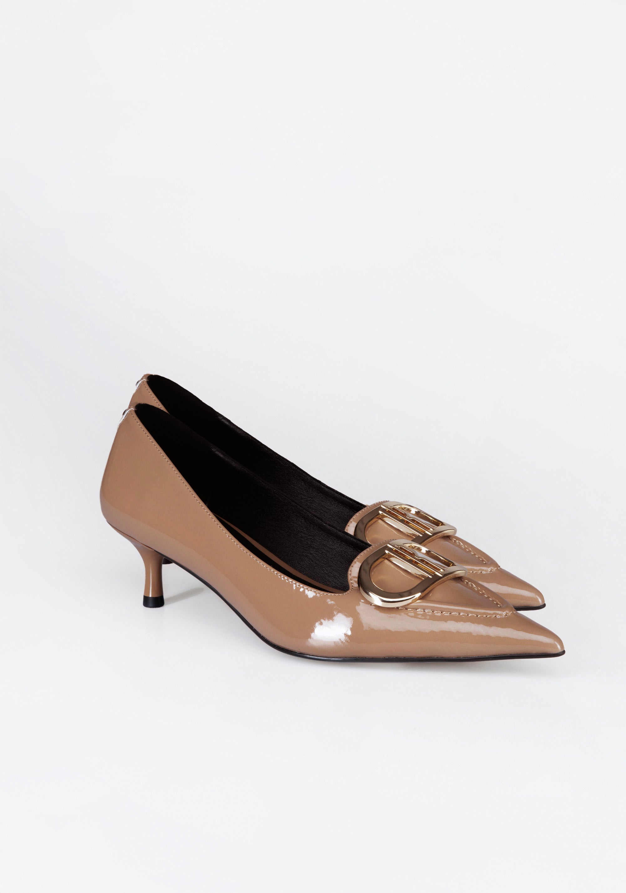 Décolleté Kitten Heel in Vernice con Fibbia Iconica