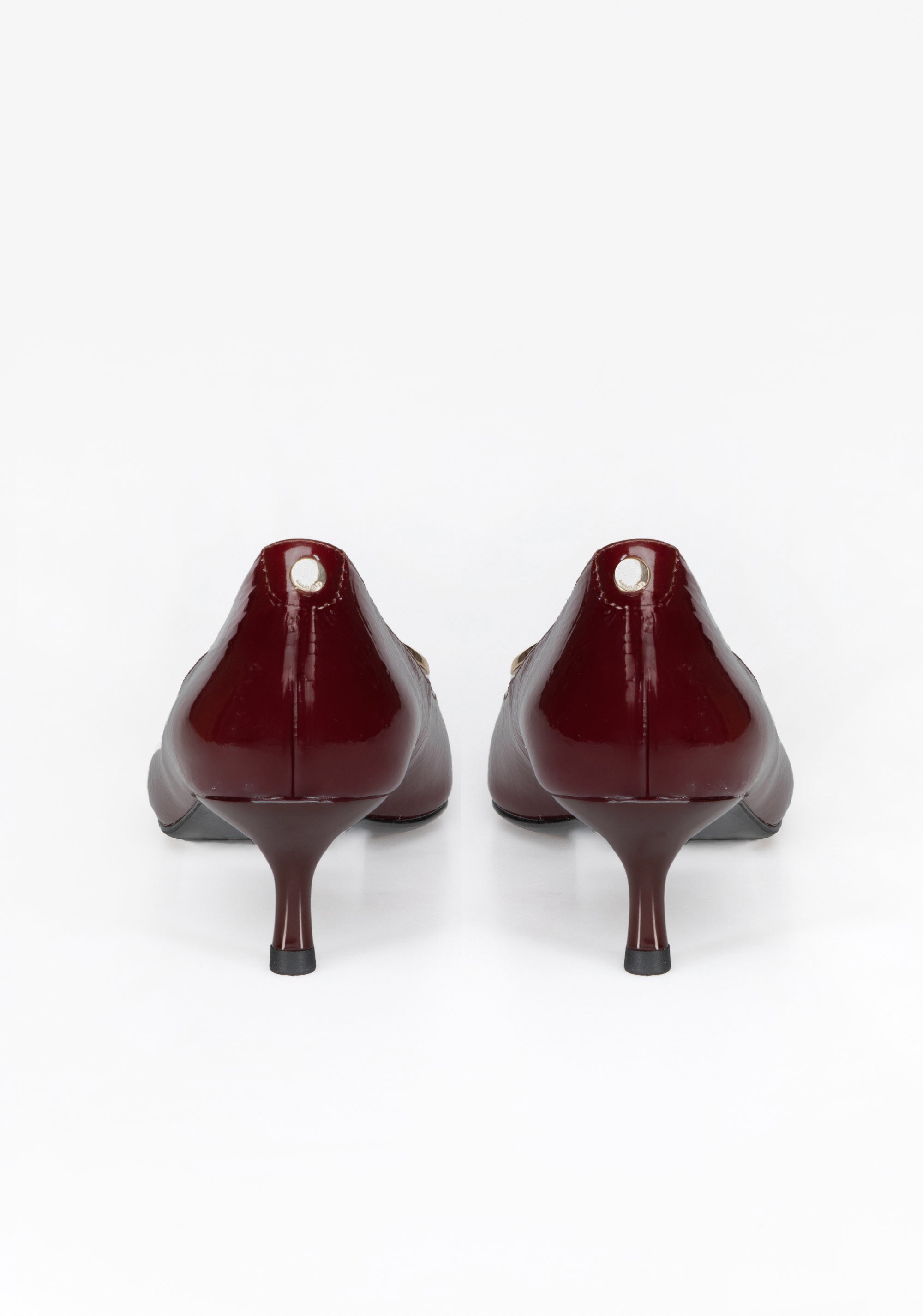 Décolleté Kitten Heel in Vernice con Fibbia Iconica