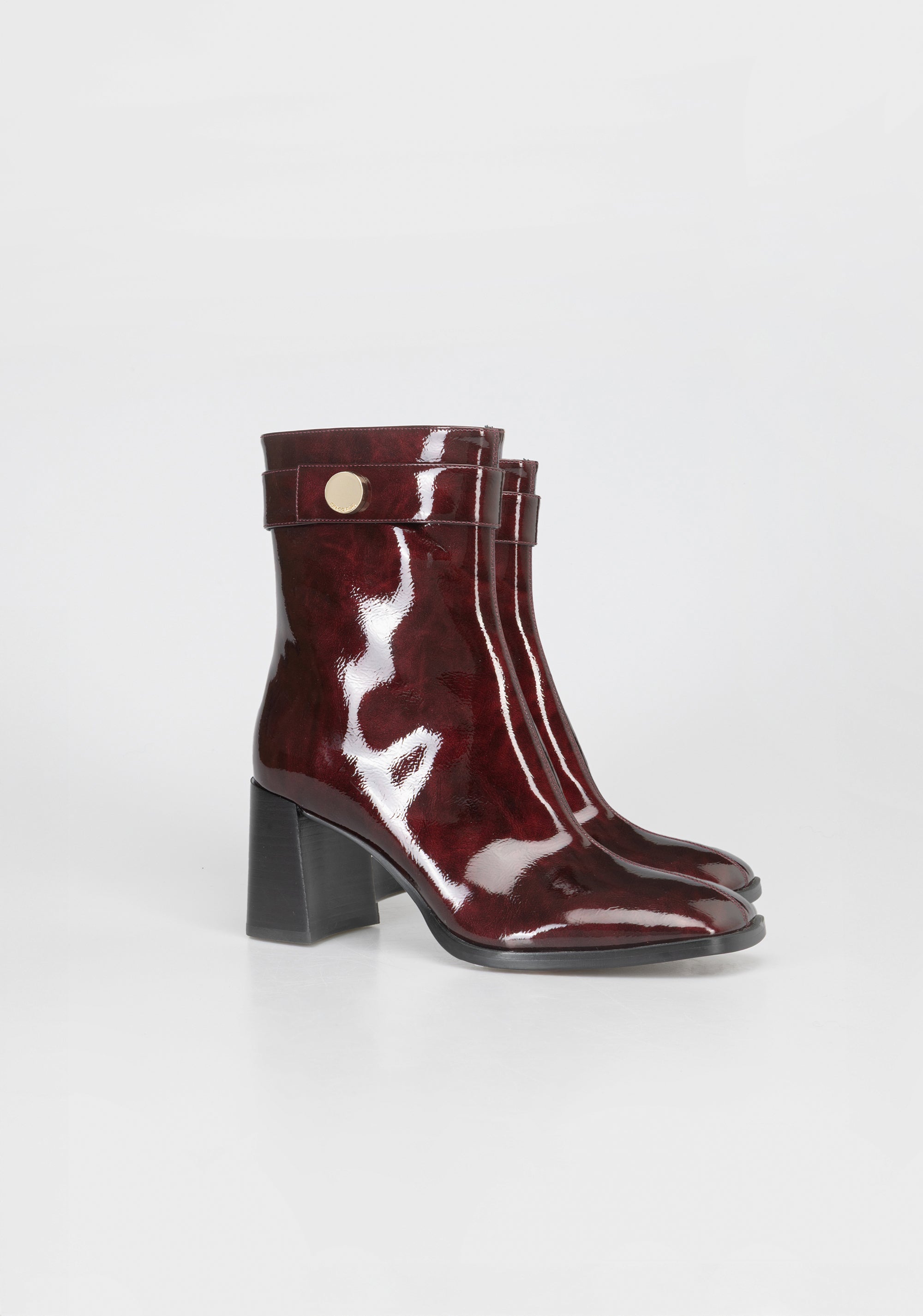 Stivaletto Glamour in Vernice con Tacco Largo e Dettaglio Dorato