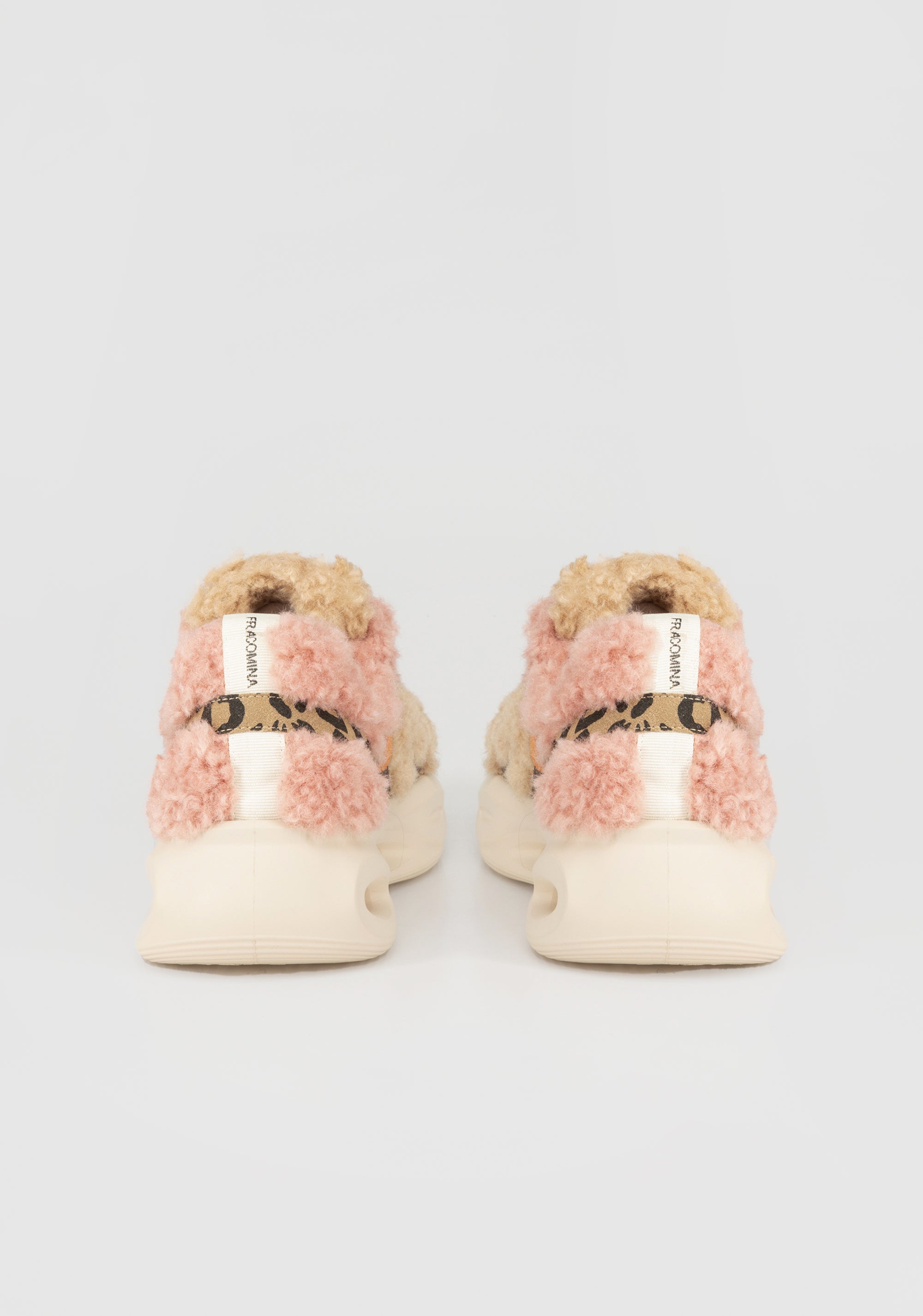 Sneakers con Patchwork di Texture e Colori Vibranti