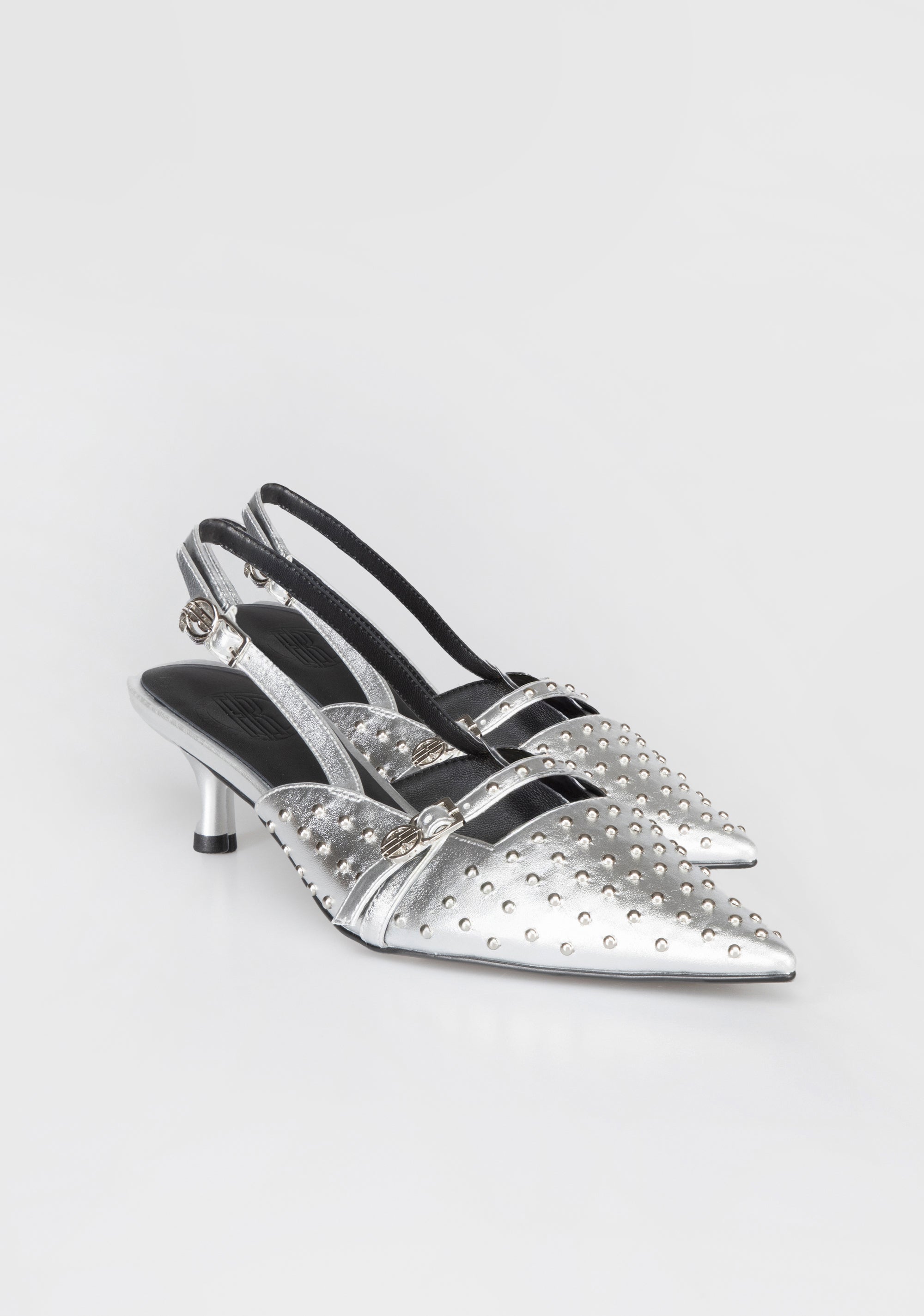 Slingback a Punta con Borchie Metalliche e Tacco Kitten Heel