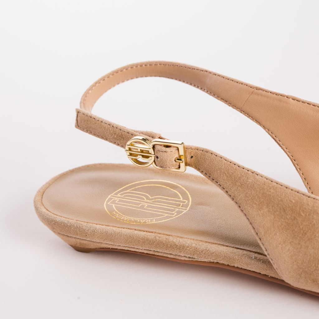 Décolleté Slingback a Punta con Finitura Scamosciata e Micro-Tacco