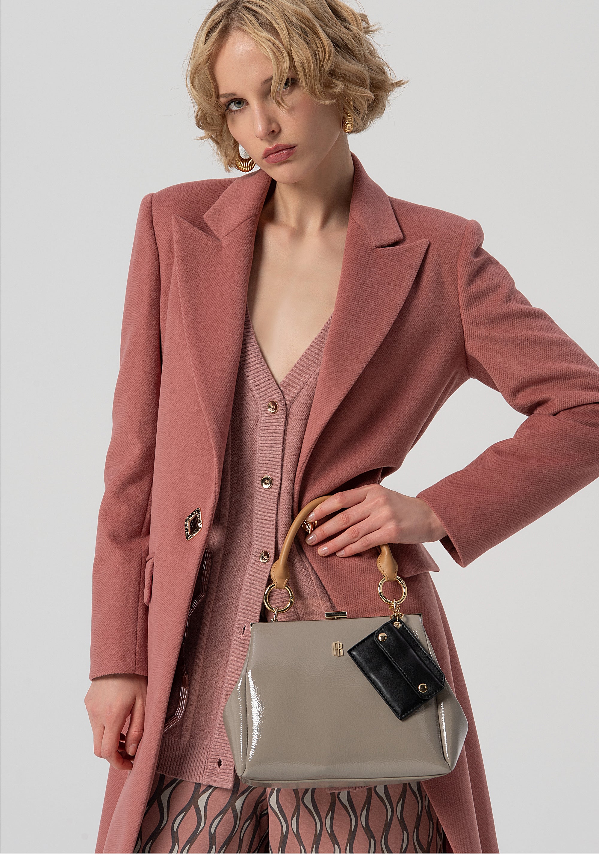 Borsa Elegante in Vernice Lucida con Chiusura a Scatto e Dettaglio Portachiavi