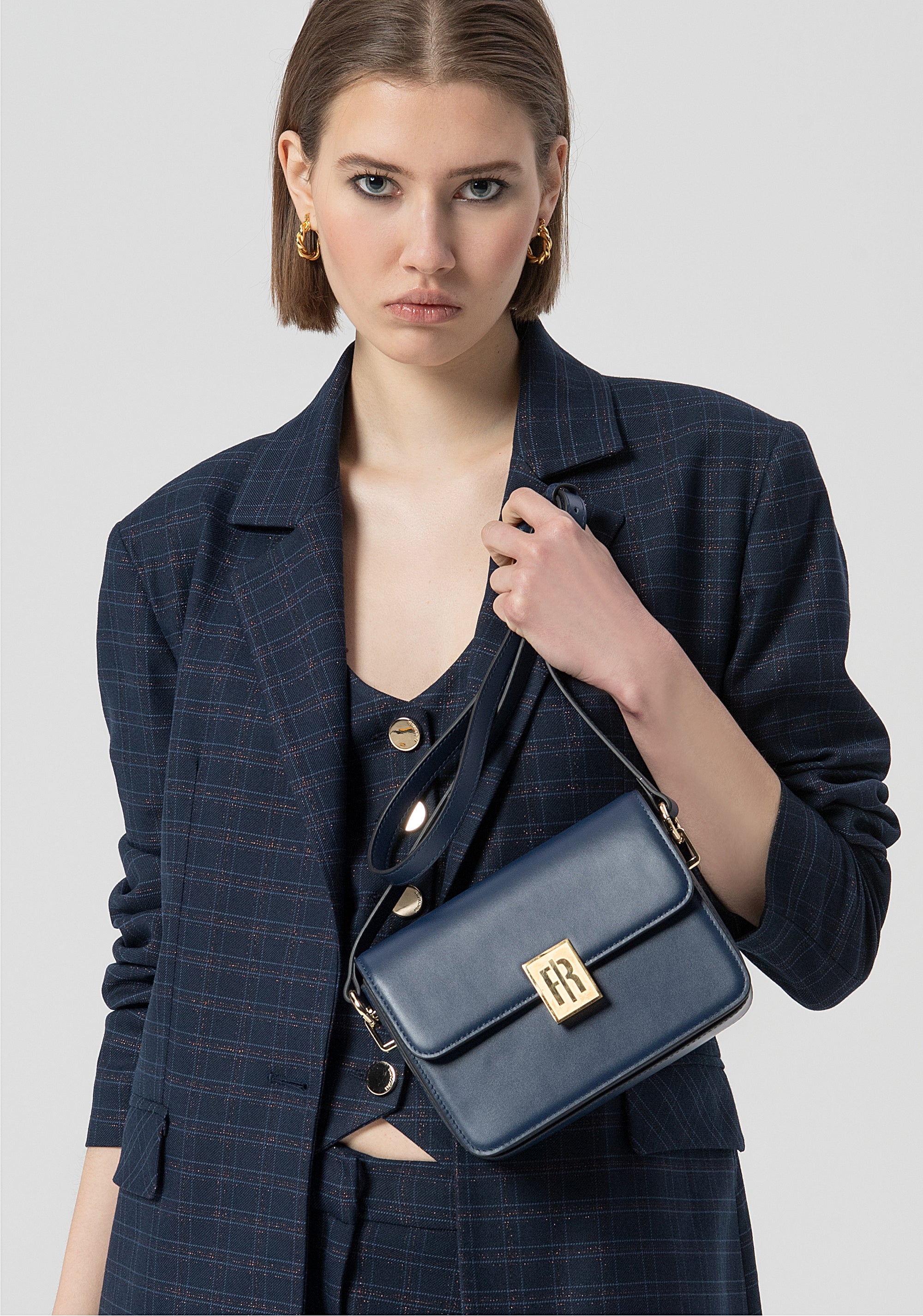 Borsa a Tracolla Strutturata con Chiusura a Pattina e Logo Dorato