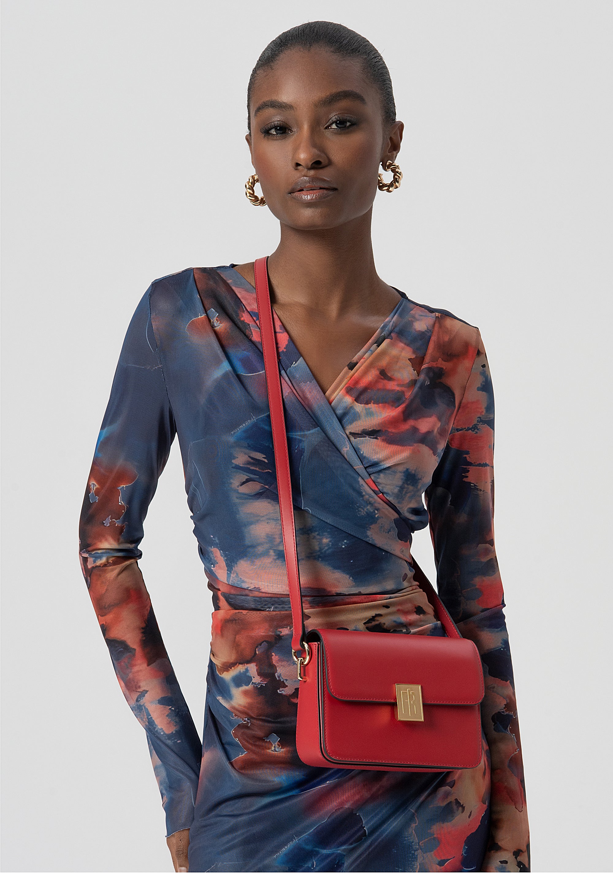 Borsa a Tracolla Strutturata con Chiusura a Pattina e Logo Dorato