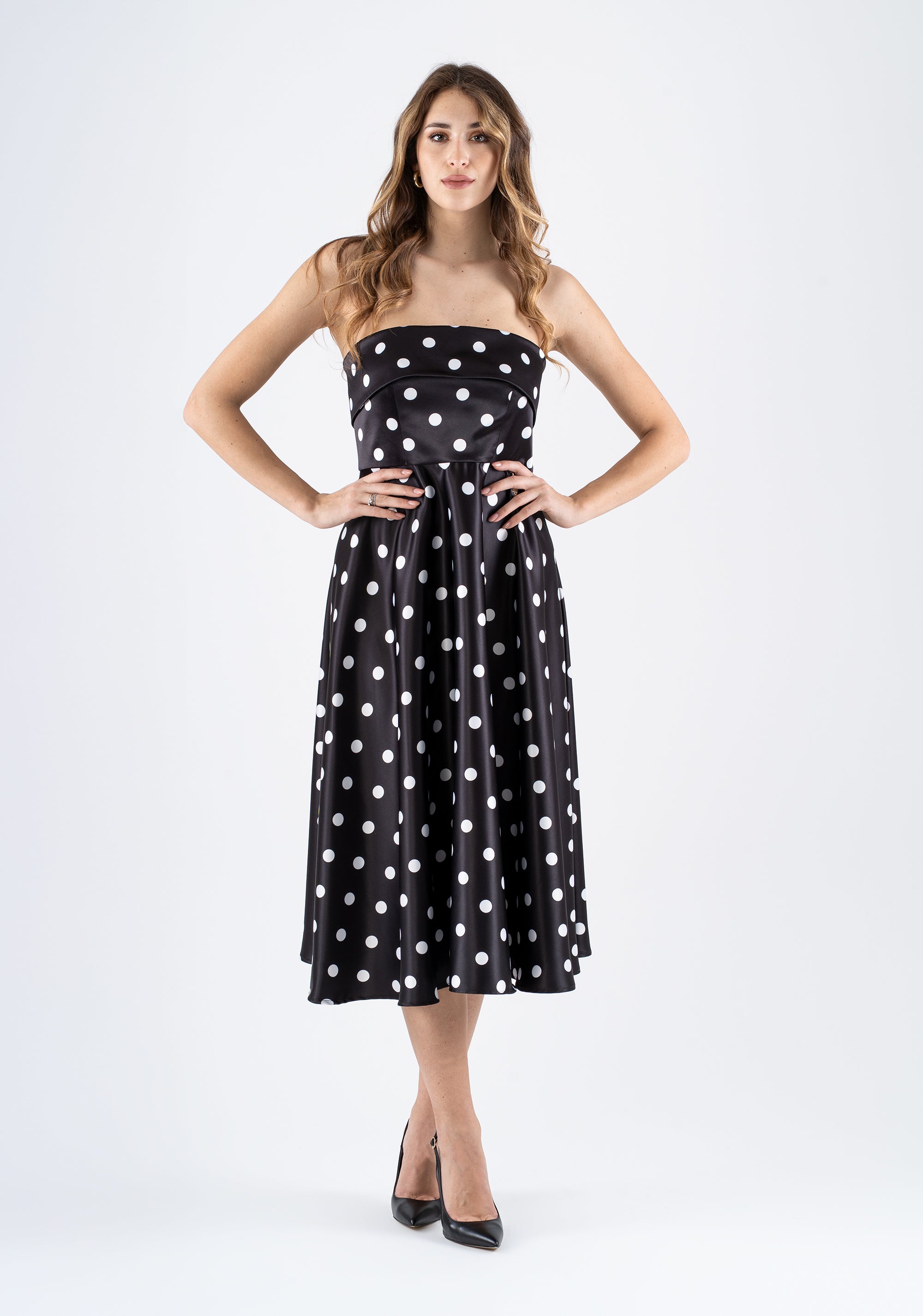 Abito midi a pois con scollo dritto e corpino strutturato