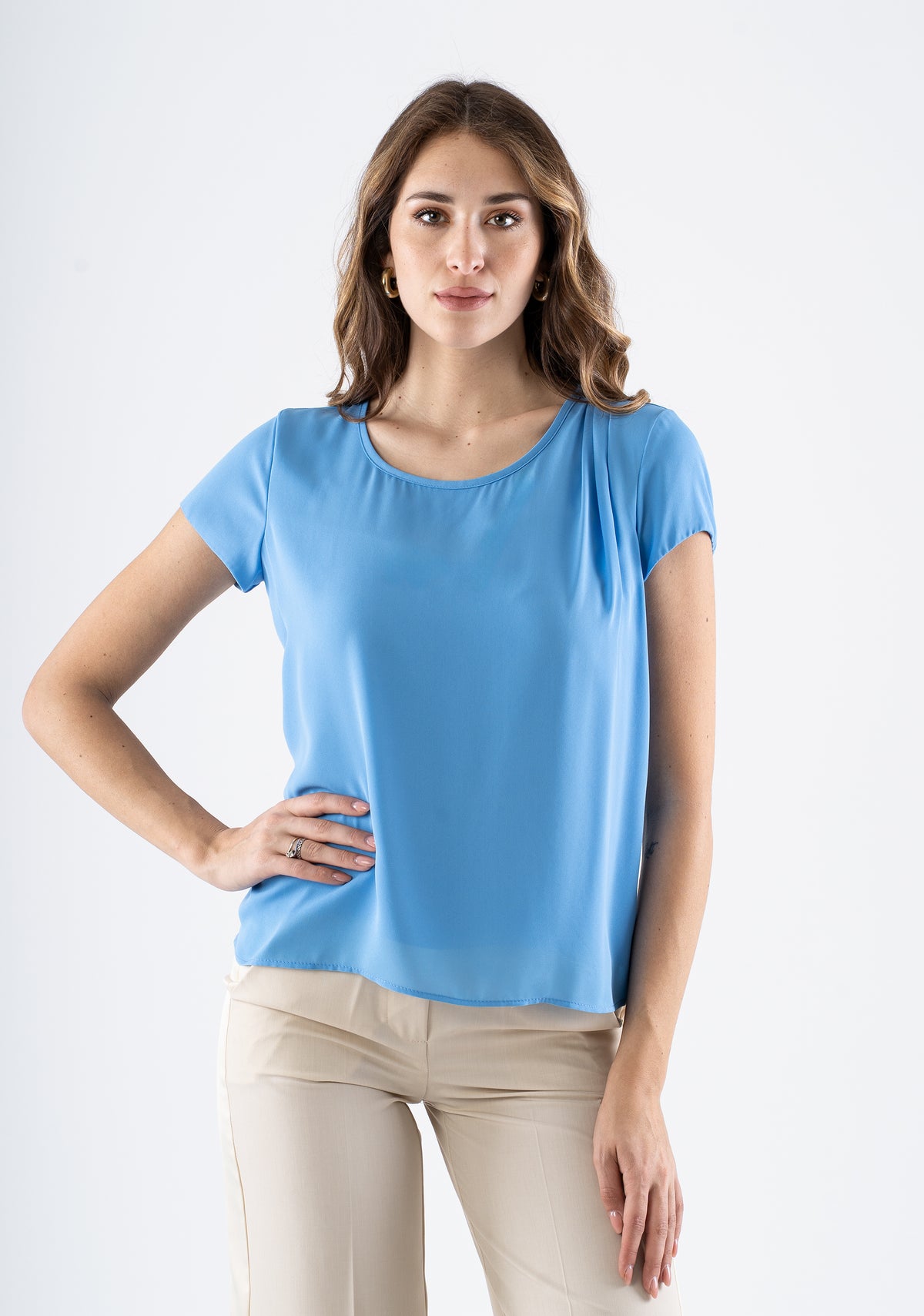 Blusa girocollo con manica corta e dettaglio drappeggiato FRACOMINA — immagine 2 di 8