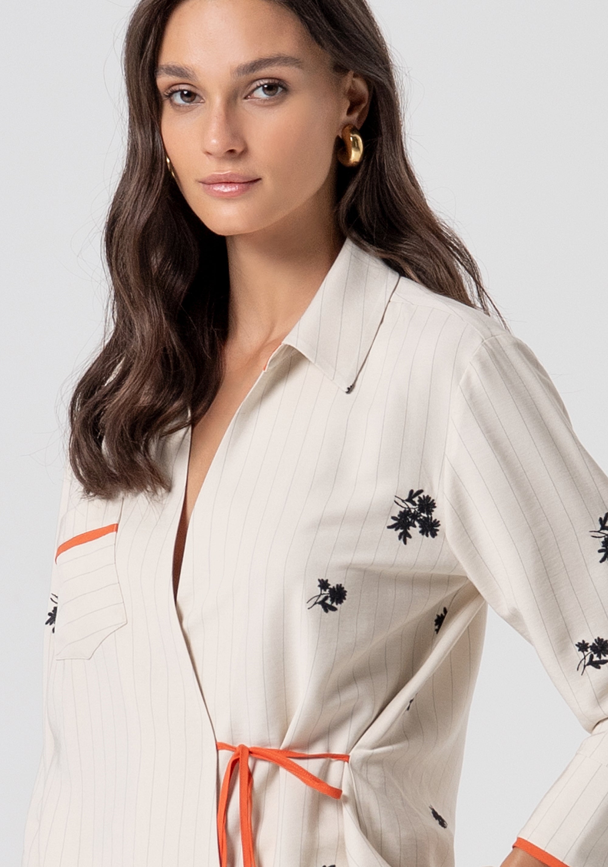 Blusa regular in tessuto gessato con ricami floreali FJ26ST6005W426E5-790 Fracomina