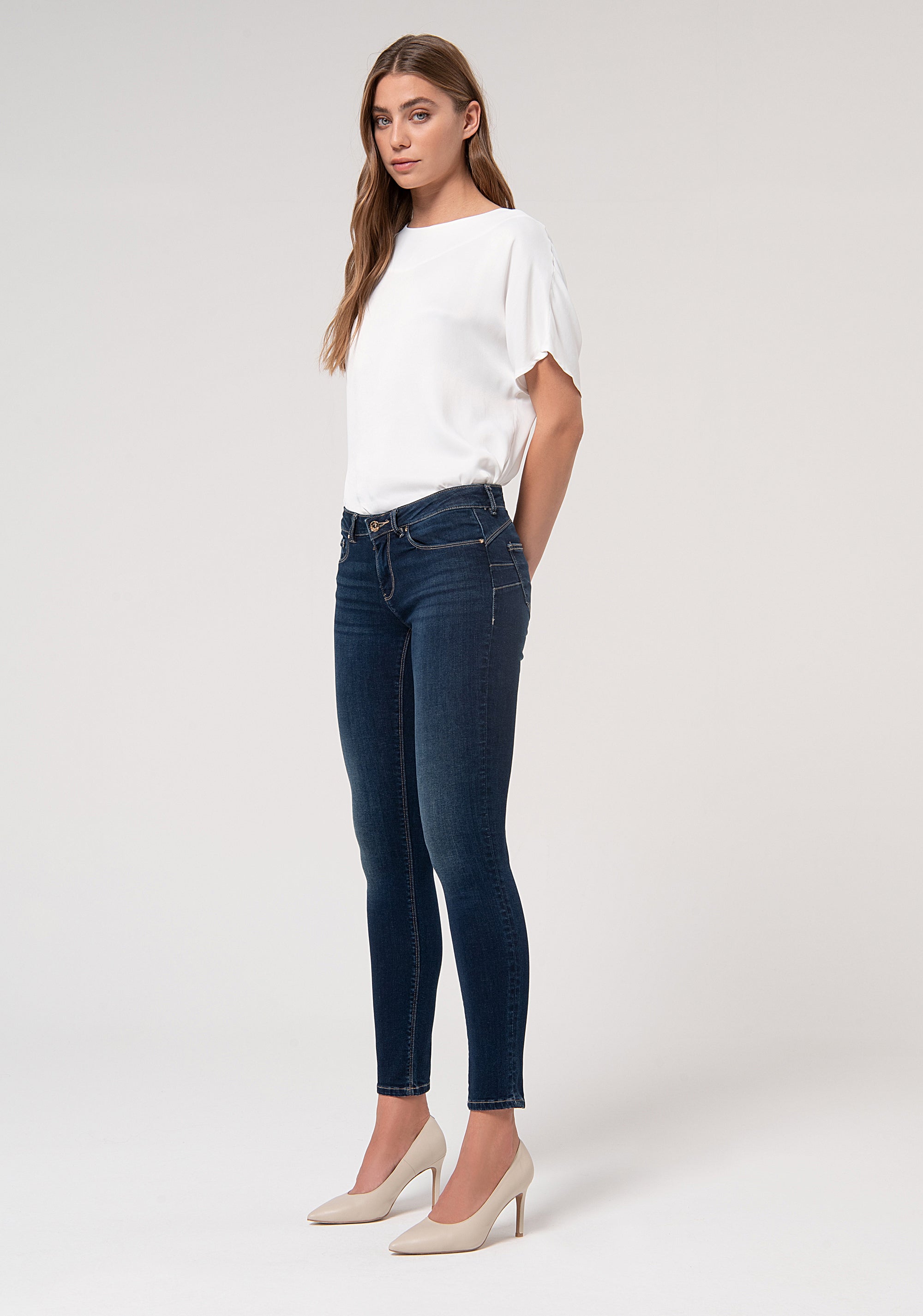 Jeans slim effetto push up in denim stretch con lavaggio scuro