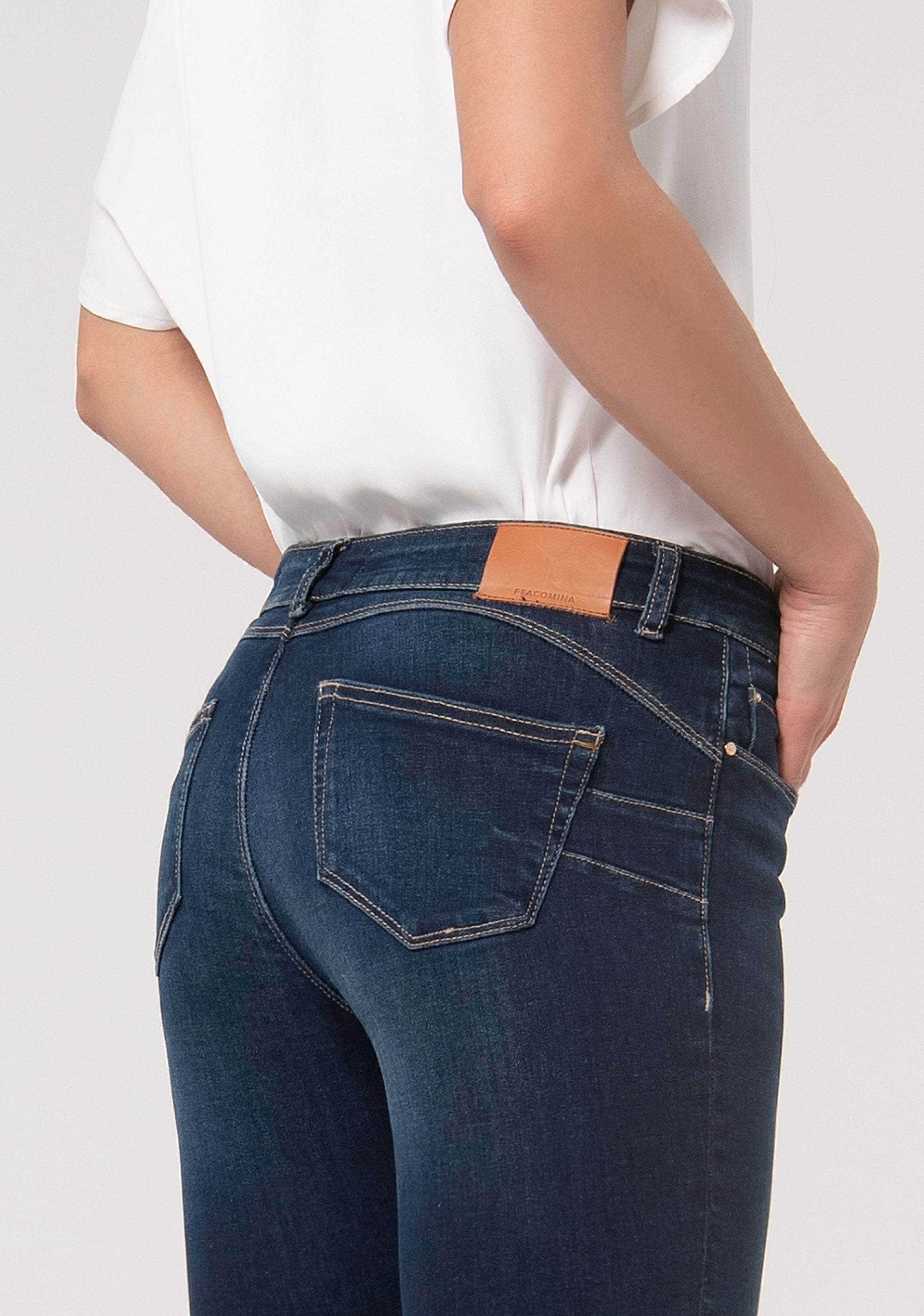 Jeans slim effetto push up in denim stretch con lavaggio scuro FP000V1001D40101-117 Fracomina