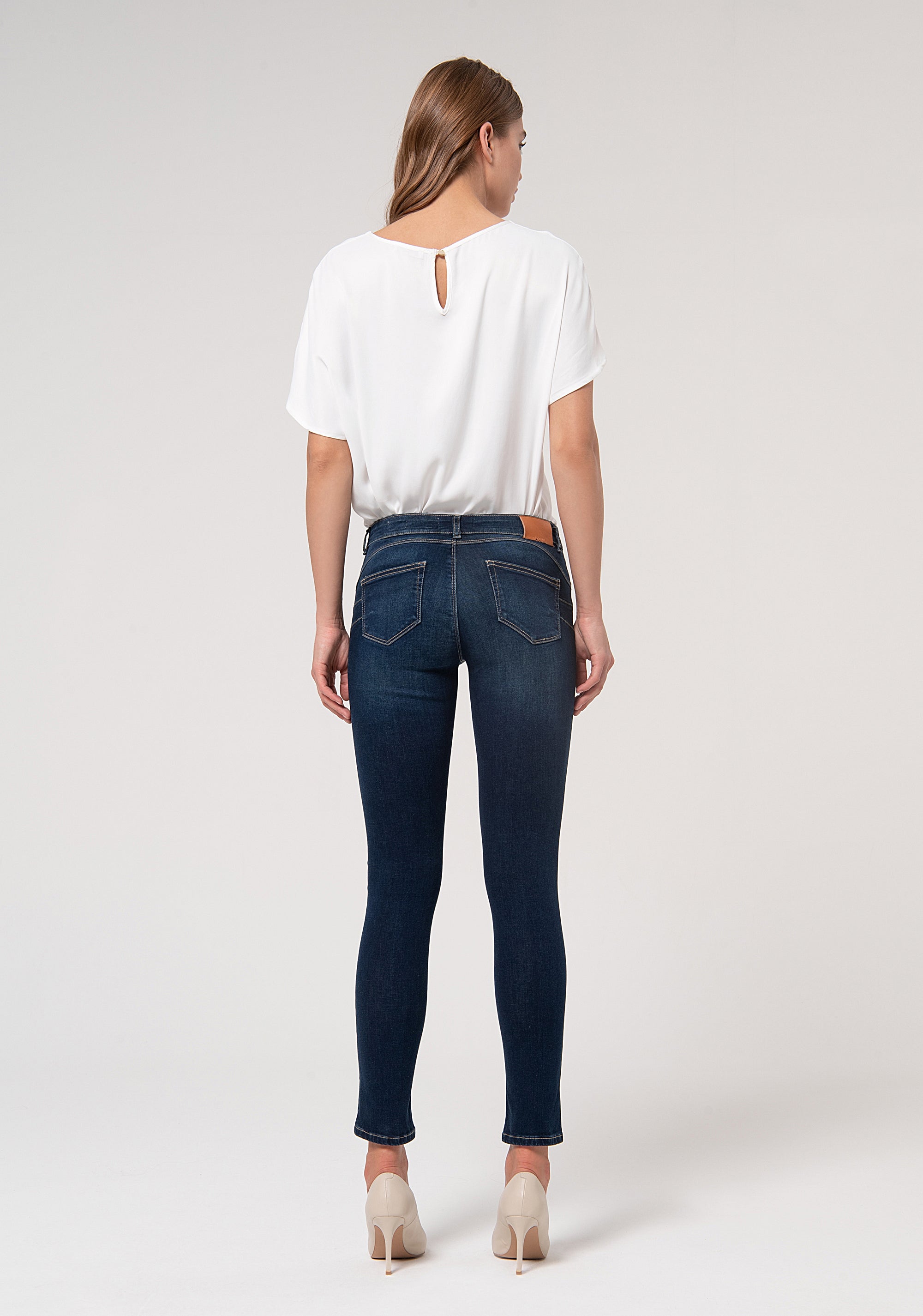 Jeans slim effetto push up in denim stretch con lavaggio scuro