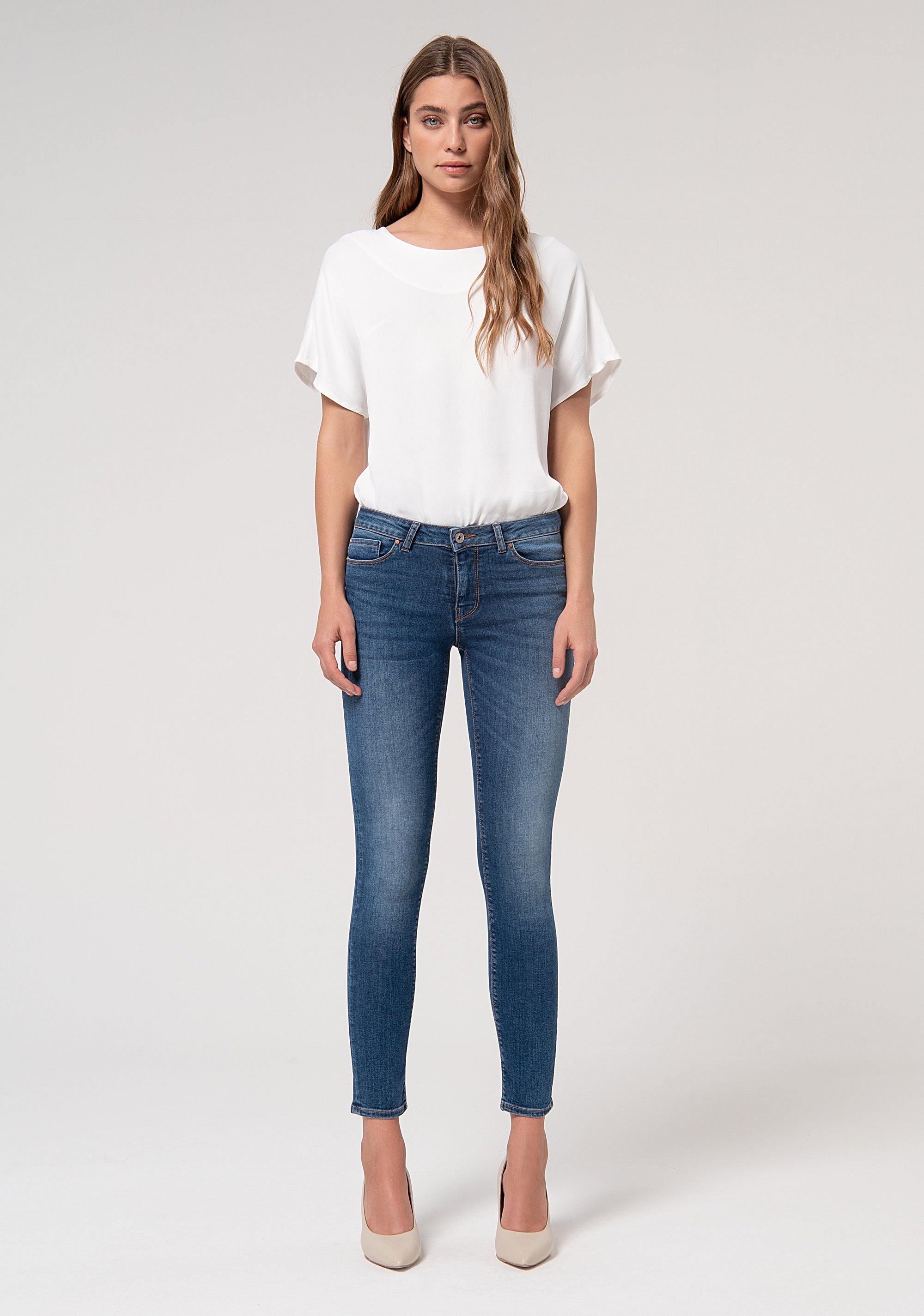 Jeans slim effetto push up in denim stretch con lavaggio medio FP000V1001D40402-349 Fracomina