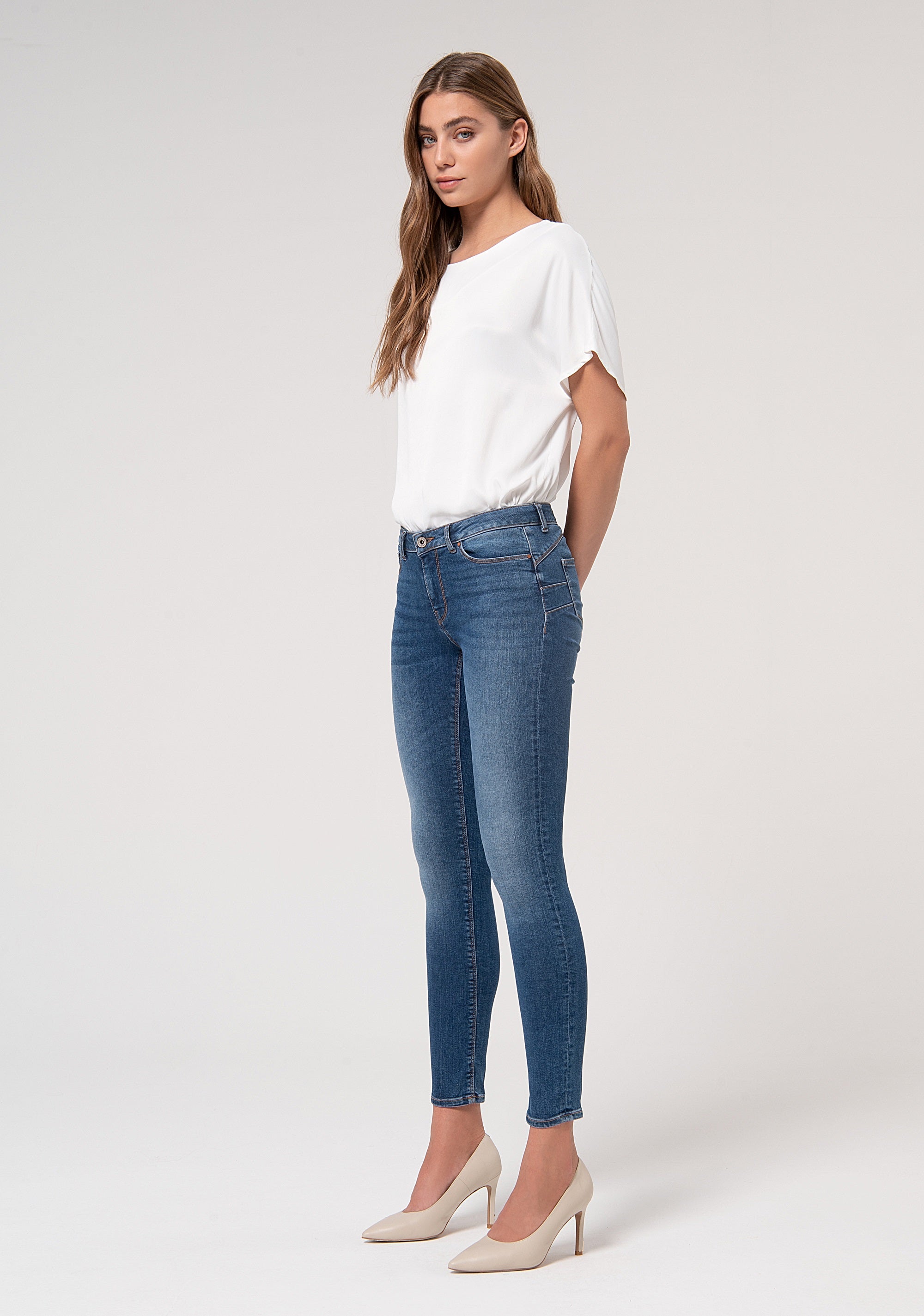 Jeans slim effetto push up in denim stretch con lavaggio medio