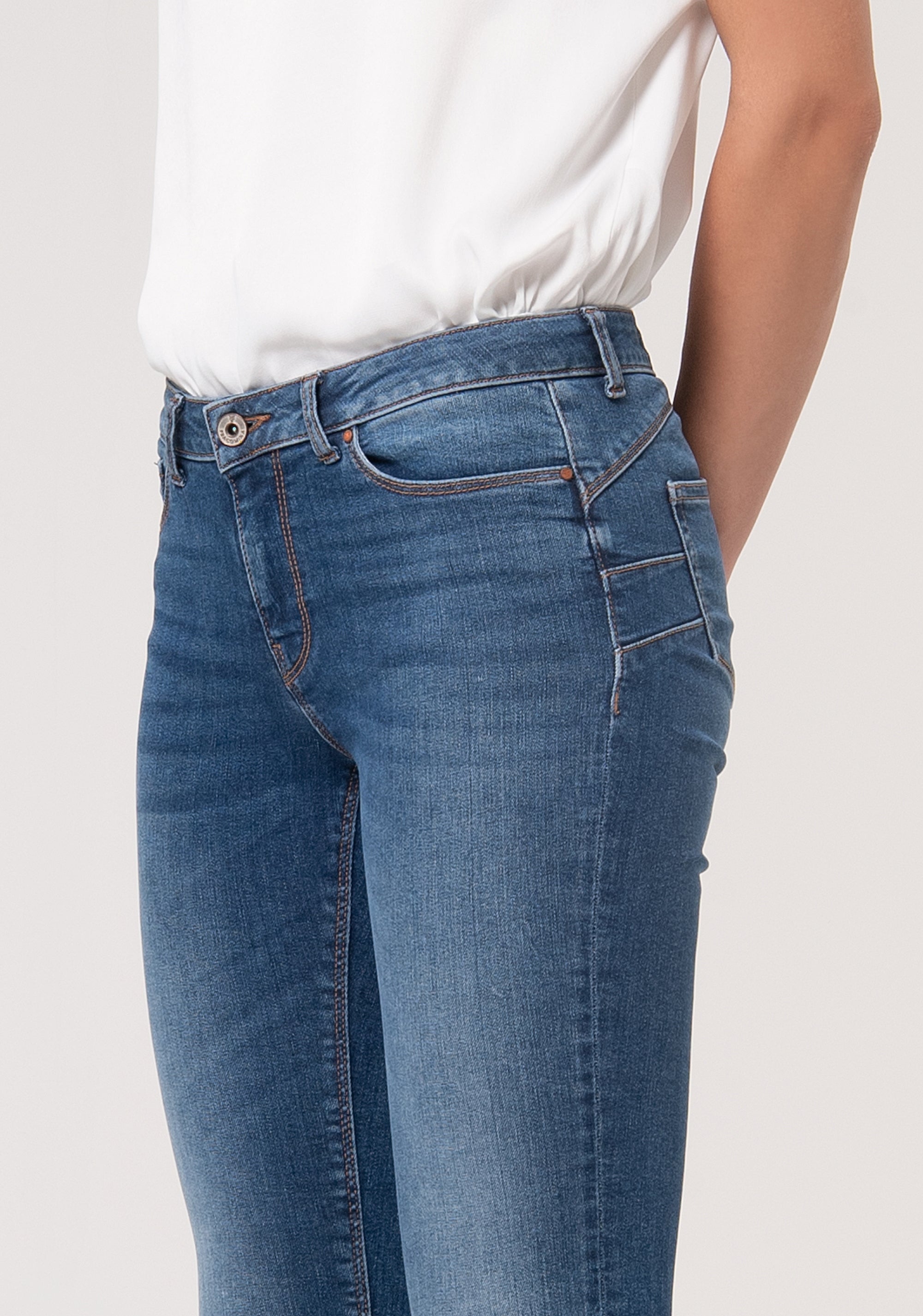 Jeans slim effetto push up in denim stretch con lavaggio medio FP000V1001D40402-349 Fracomina