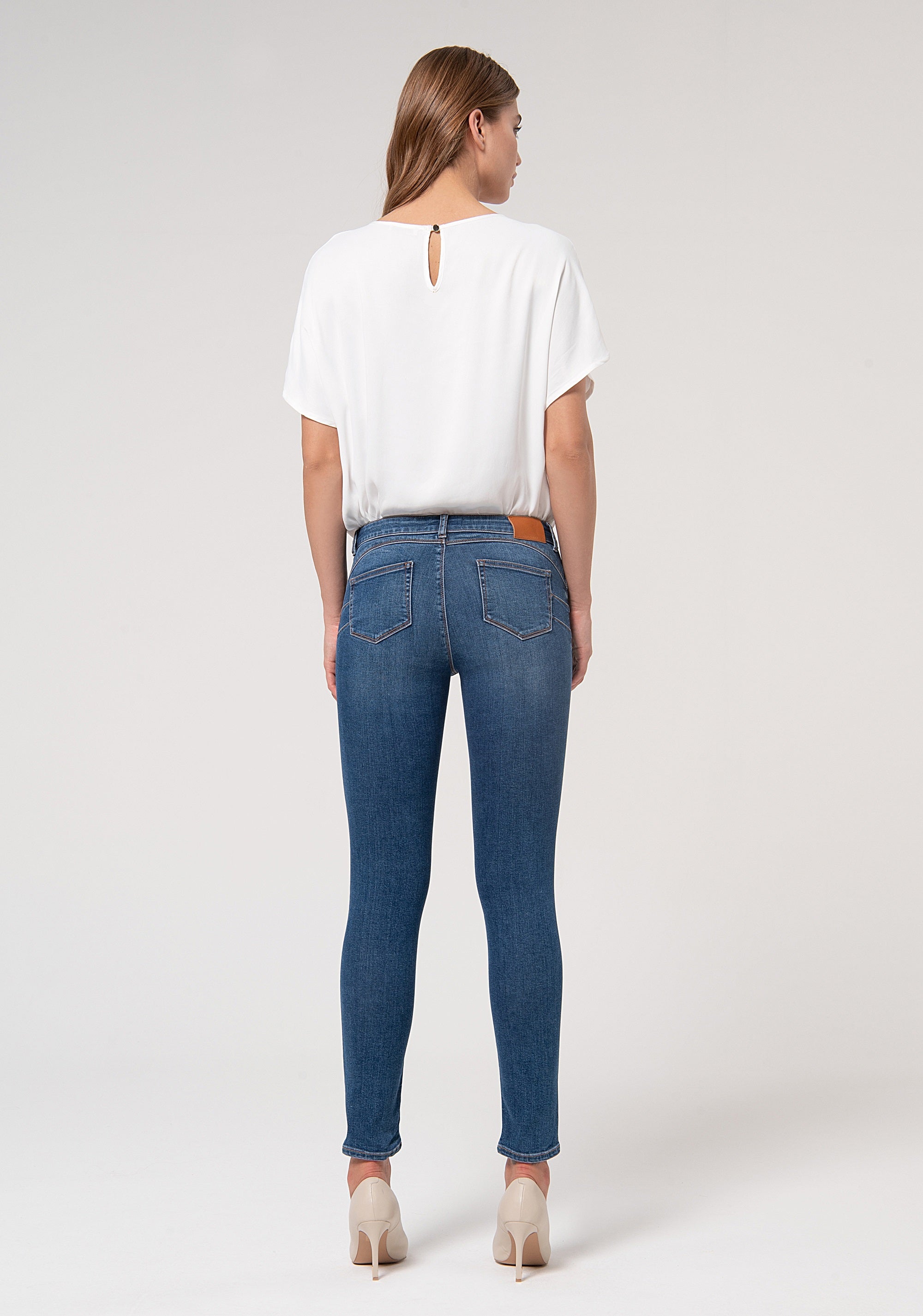 Jeans slim effetto push up in denim stretch con lavaggio medio