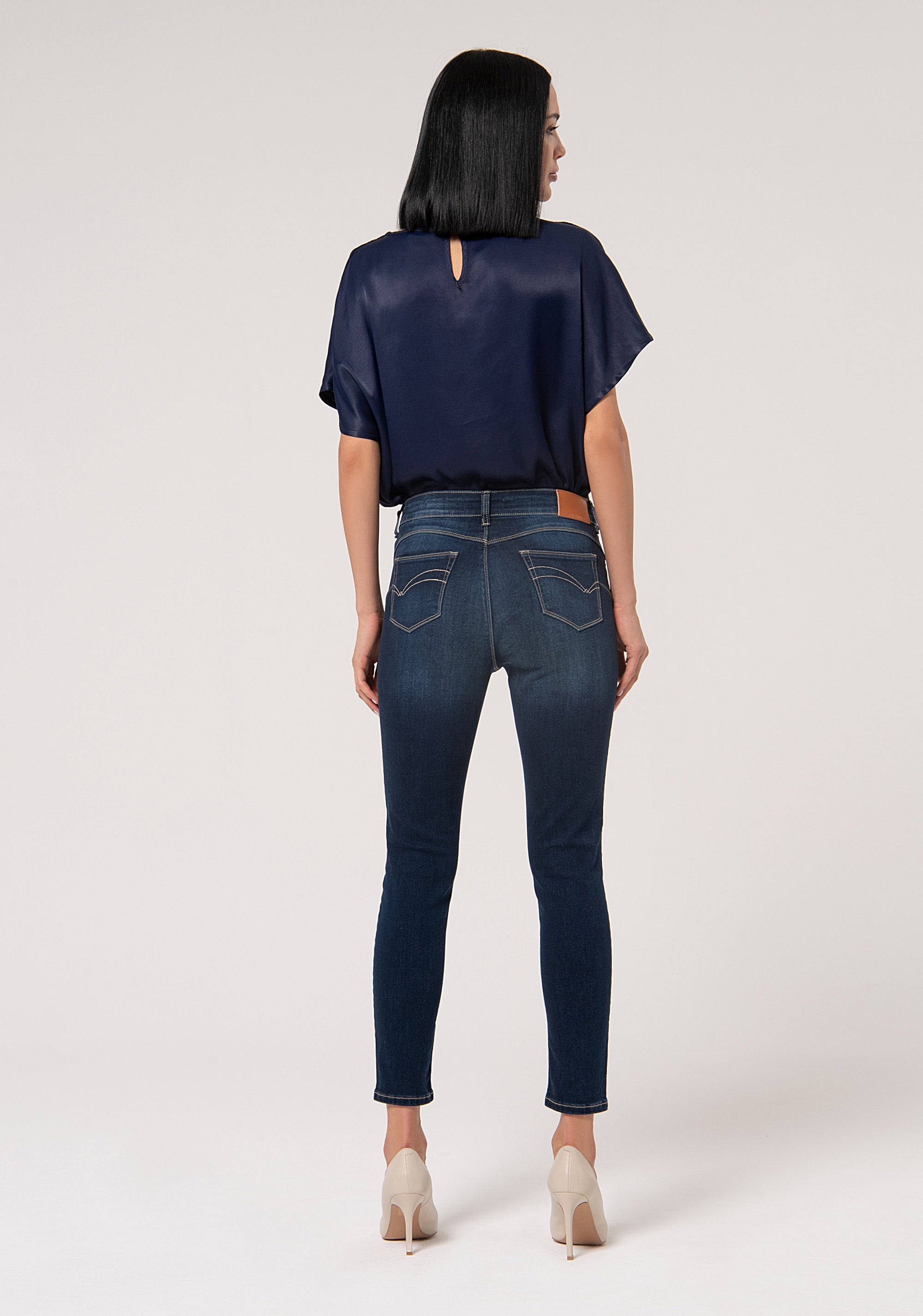 Jeans slim effetto perfect shape in denim stretch con lavaggio scuro