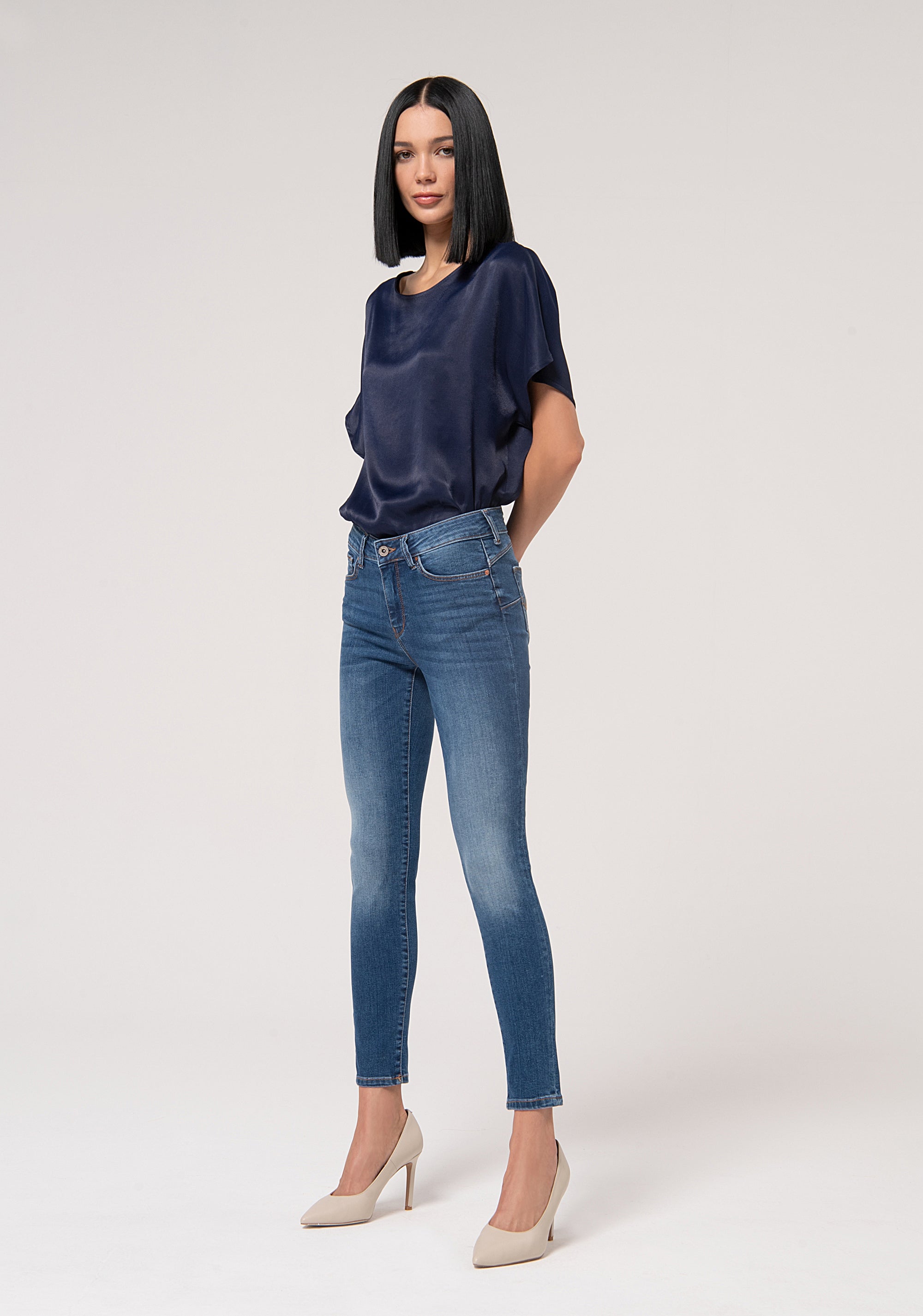 Jeans slim effetto perfect shape in denim stretch con lavaggio medio