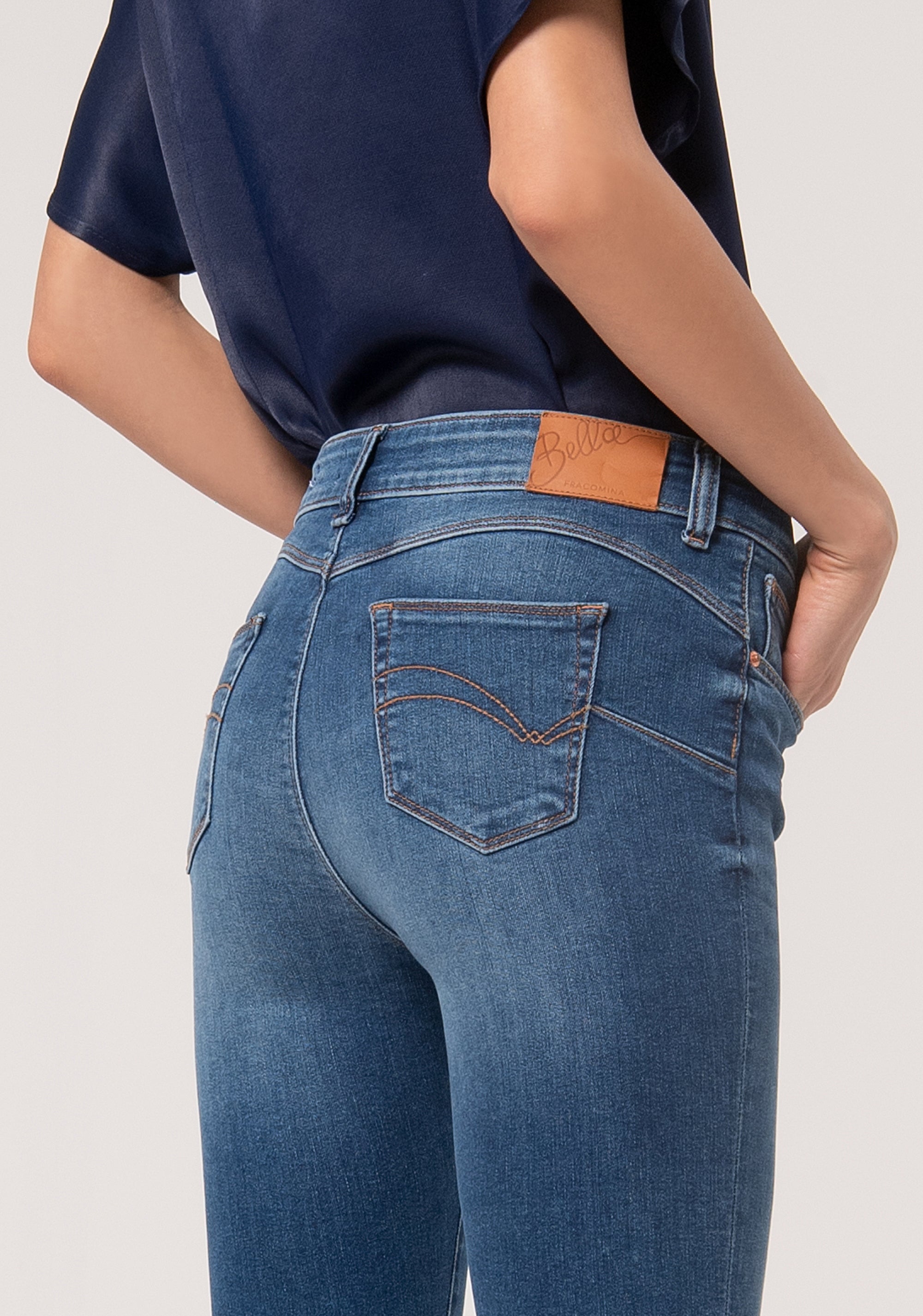 Jeans slim effetto perfect shape in denim stretch con lavaggio medio FP000V8000D40402-349 Fracomina