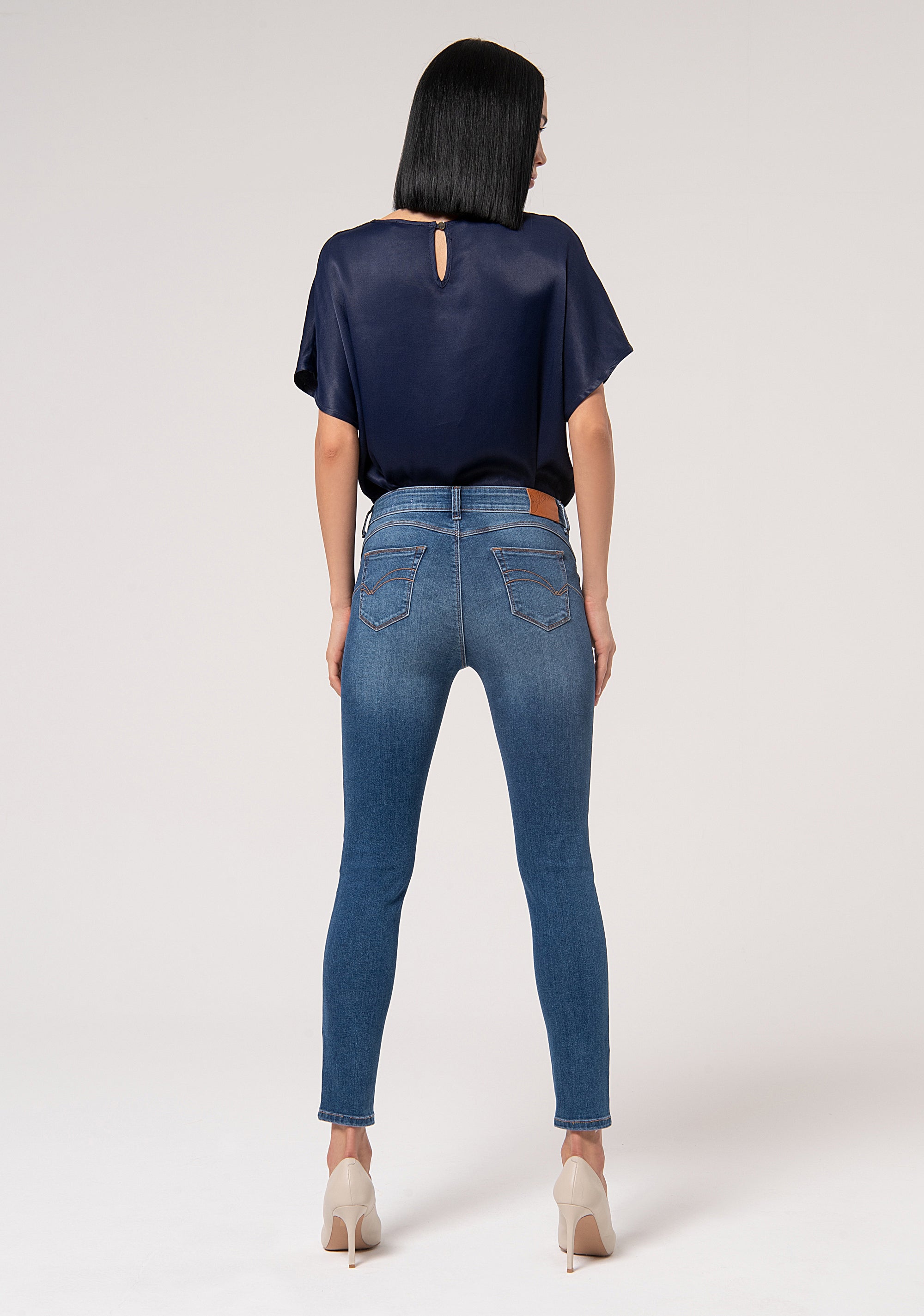 Jeans slim effetto perfect shape in denim stretch con lavaggio medio