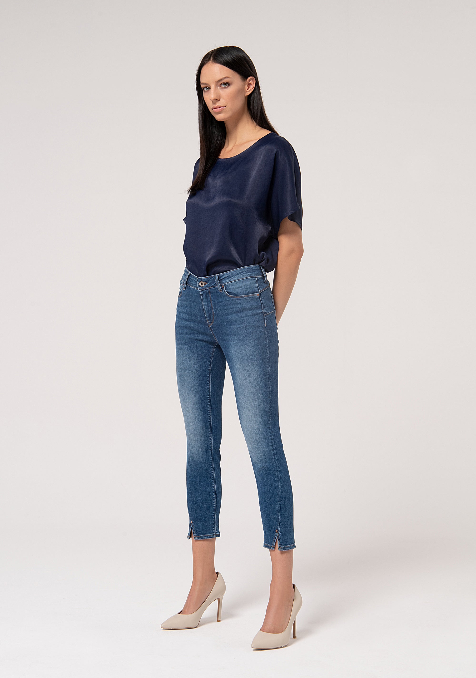 Jeans slim cropped effetto perfect shape in denim stretch con lavaggio medio