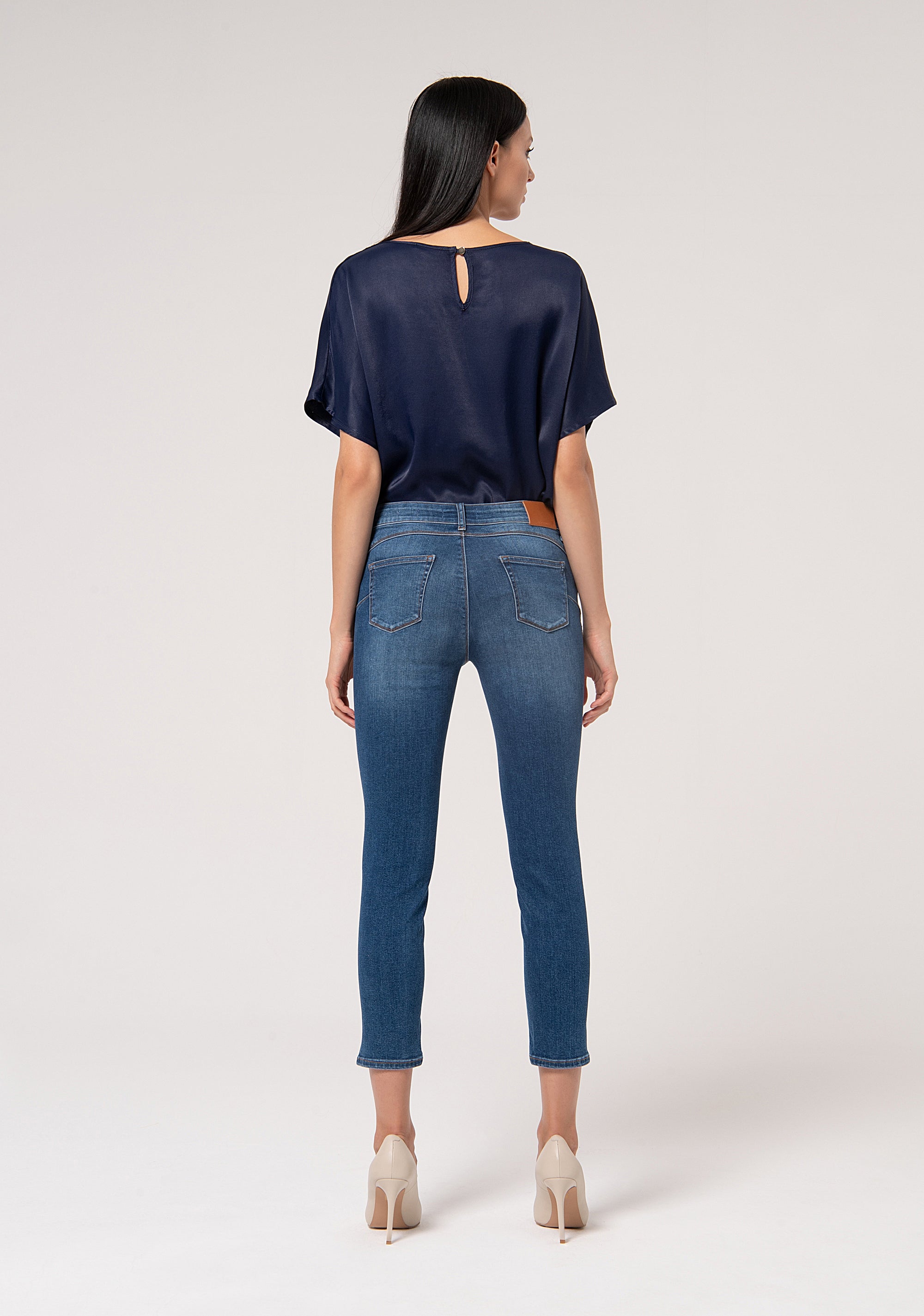 Jeans slim cropped effetto perfect shape in denim stretch con lavaggio medio