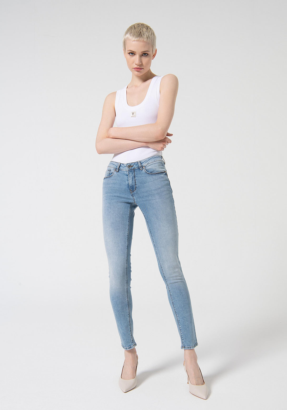 Jeans skinny con effetto push up in denim con lavaggio chiaro FP24SV1001D40103-062 Fracomina