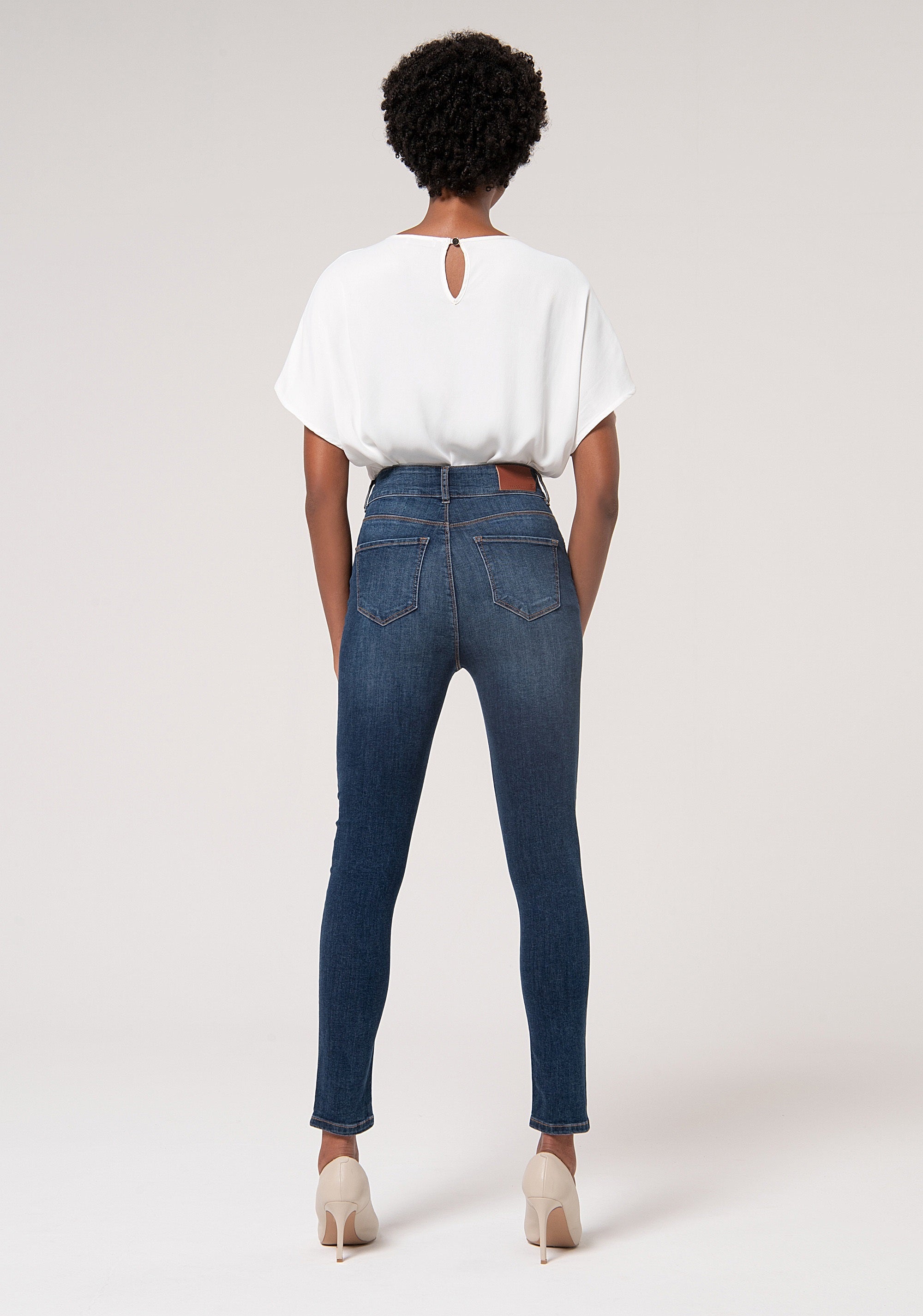 Jeans slim in denim stretch con lavaggio medio