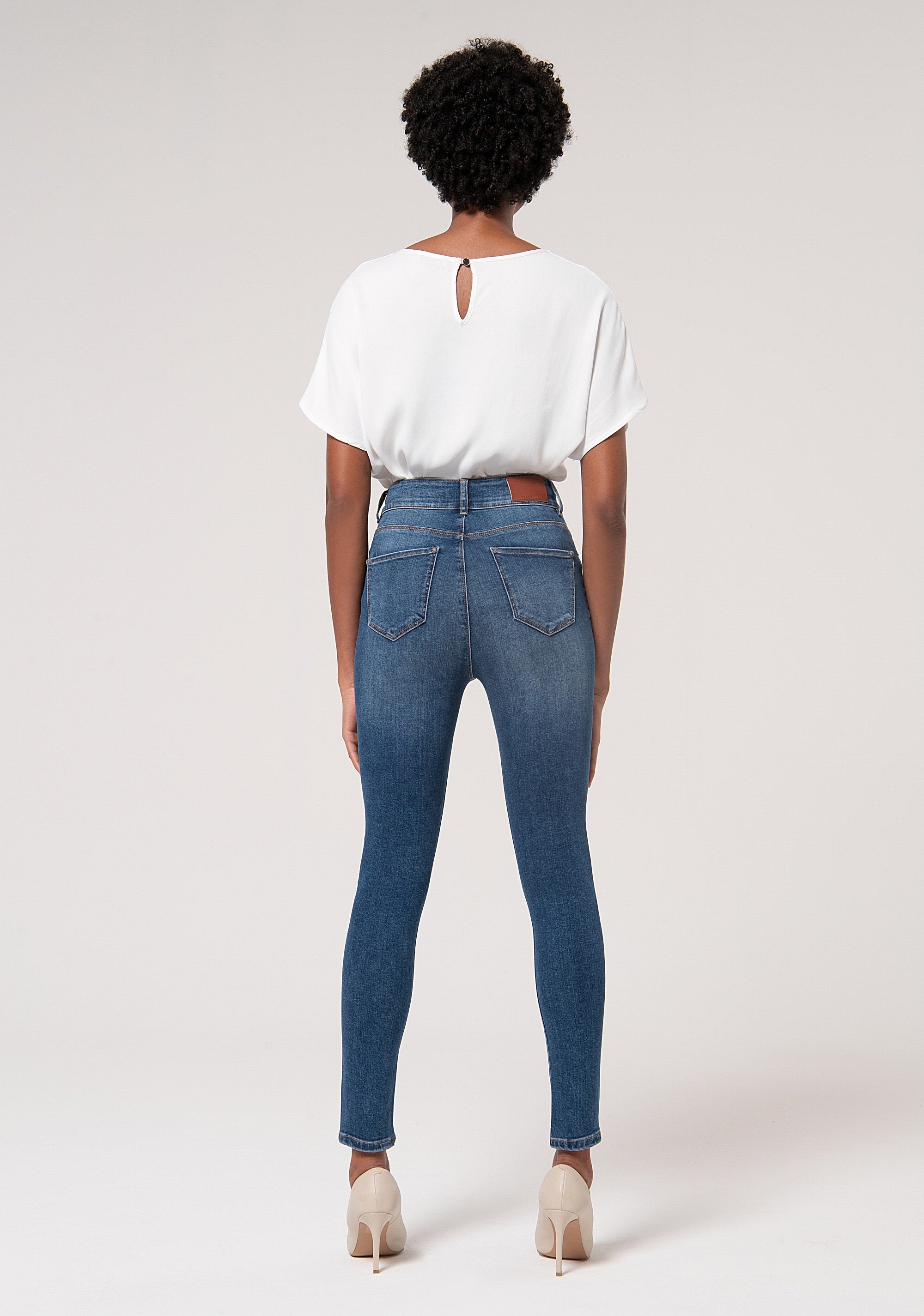 Jeans slim in denim stretch con lavaggio medio