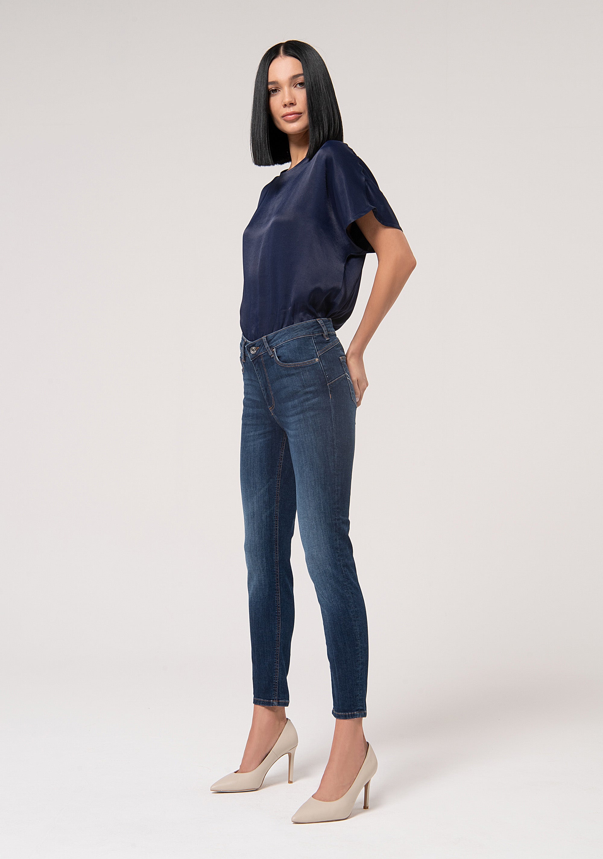 Jeans slim effetto perfect shape in denim stretch con lavaggio medio