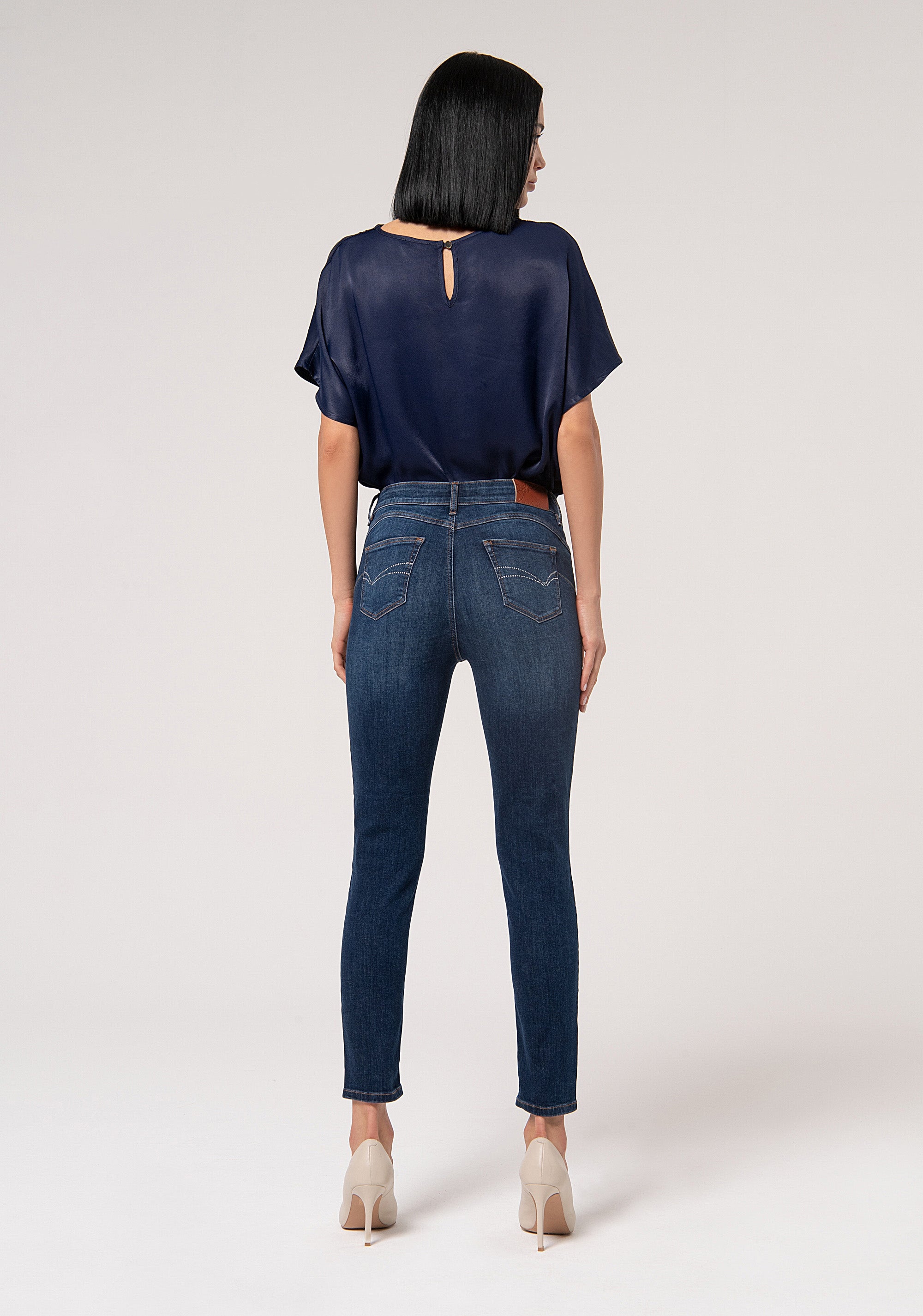 Jeans slim effetto perfect shape in denim stretch con lavaggio medio