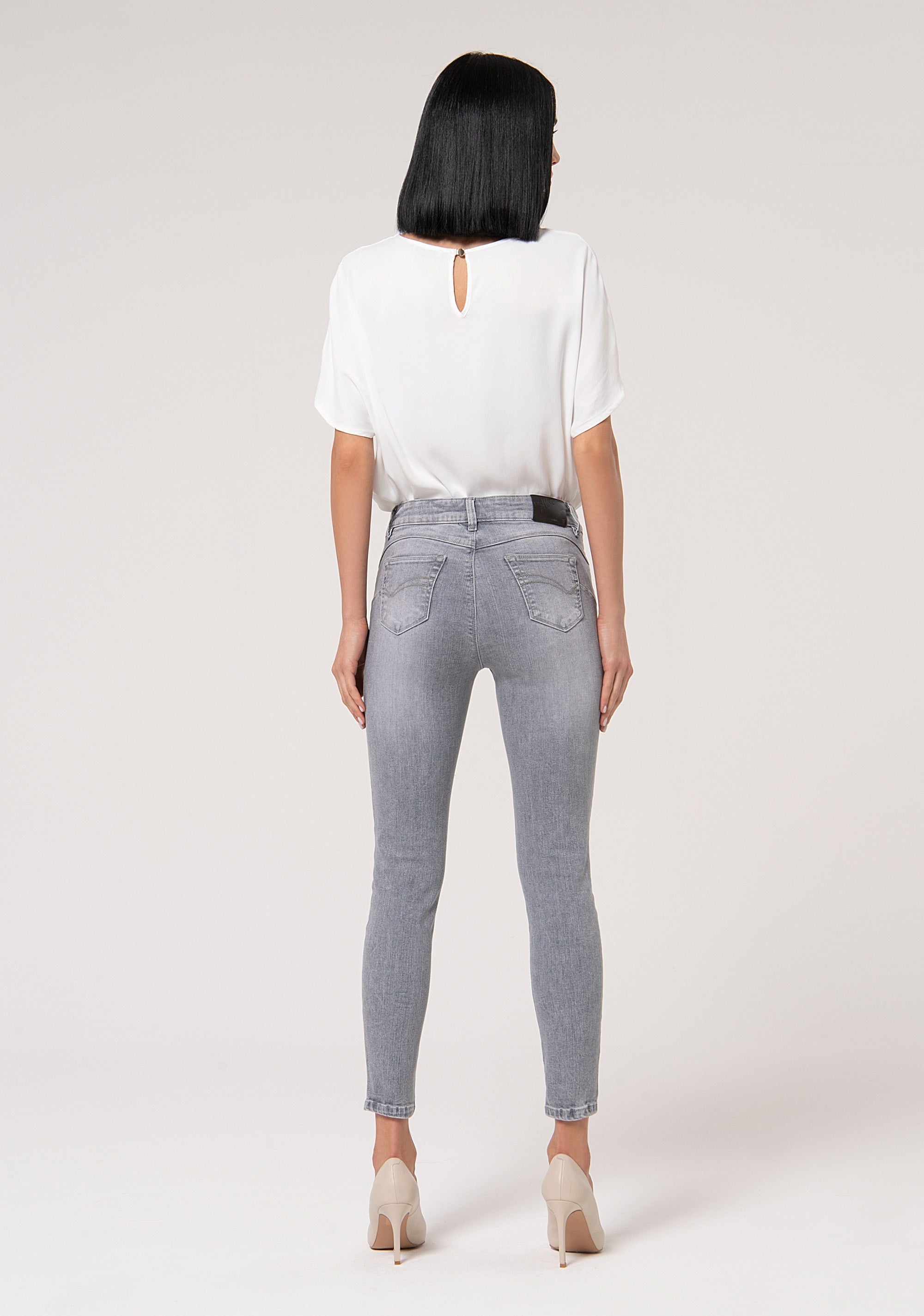 Jeans slim effetto perfect shape in denim grigio stretch con lavaggio chiaro