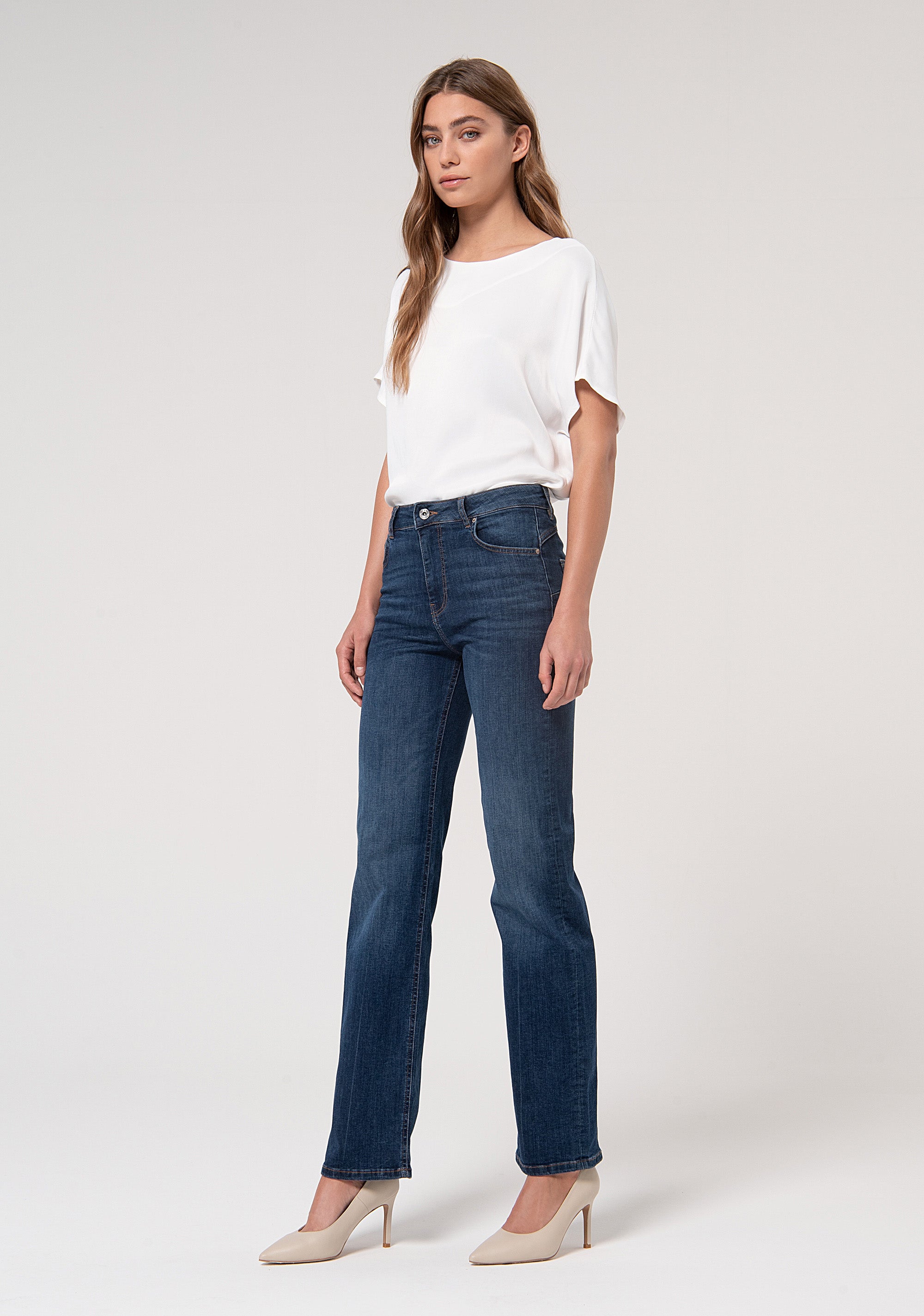 Jeans regular effetto perfect shape in denim stretch con lavaggio scuro