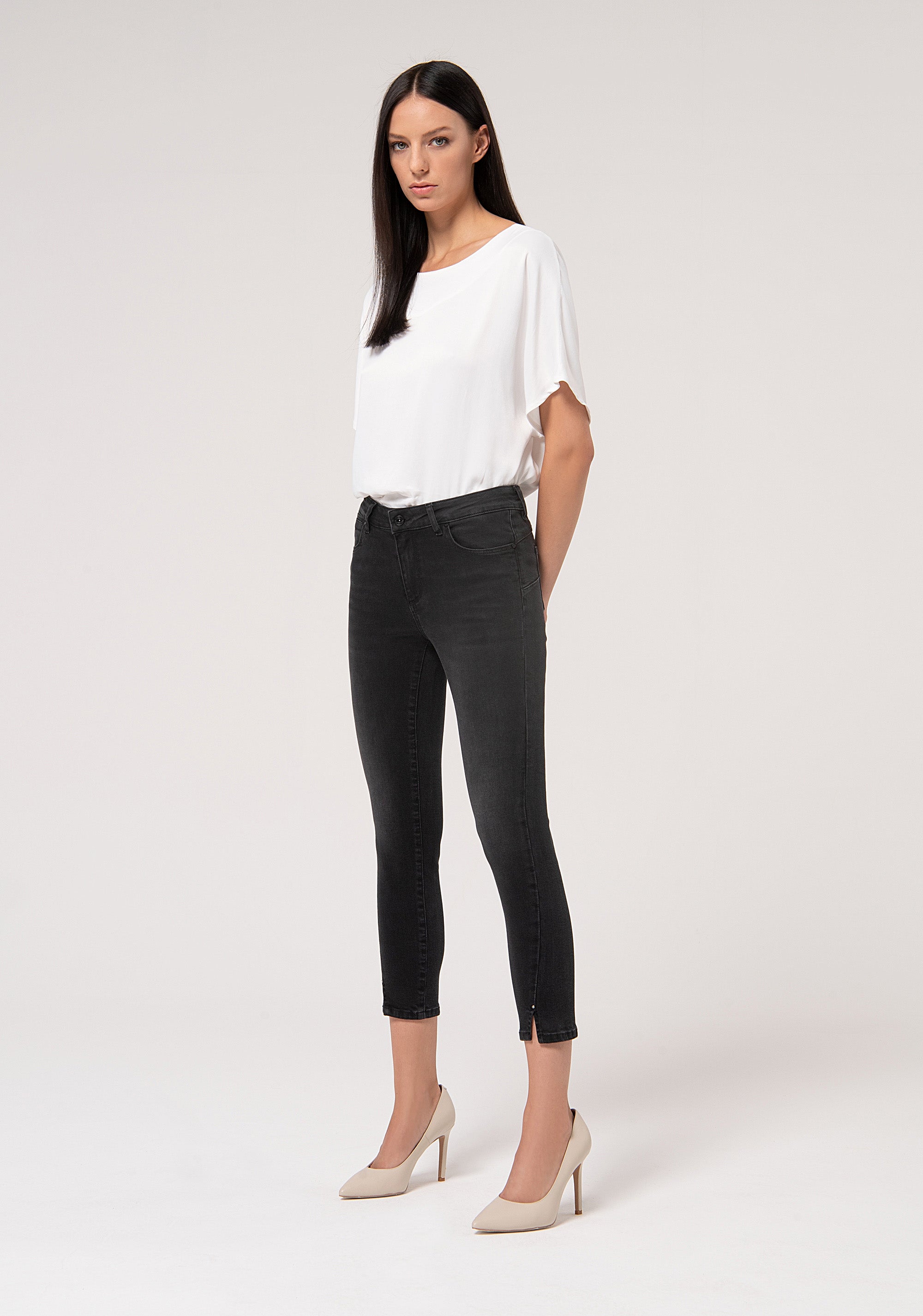 Jeans slim cropped effetto perfect shape in denim nero stretch con lavaggio scuro