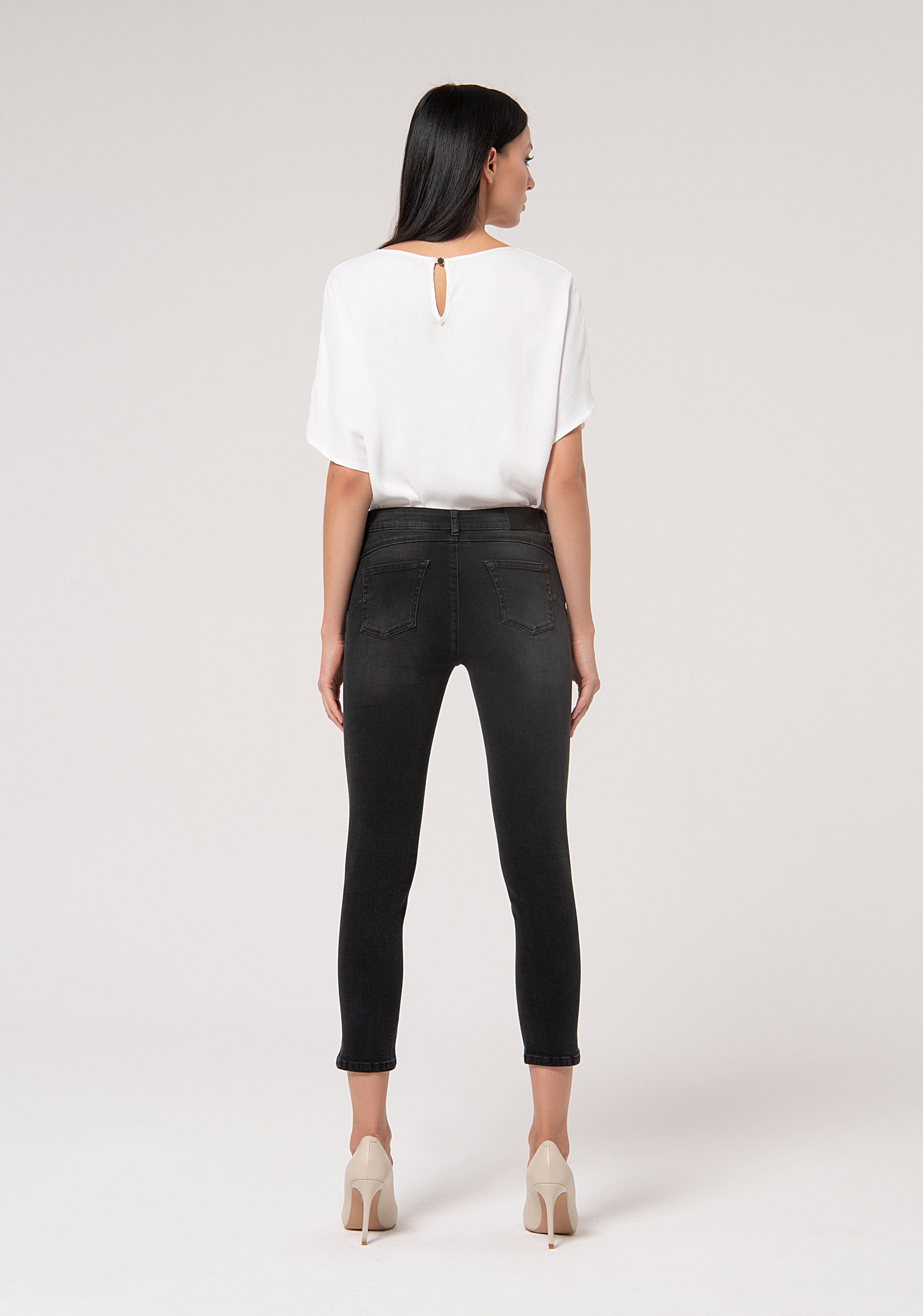 Jeans slim cropped effetto perfect shape in denim nero stretch con lavaggio scuro