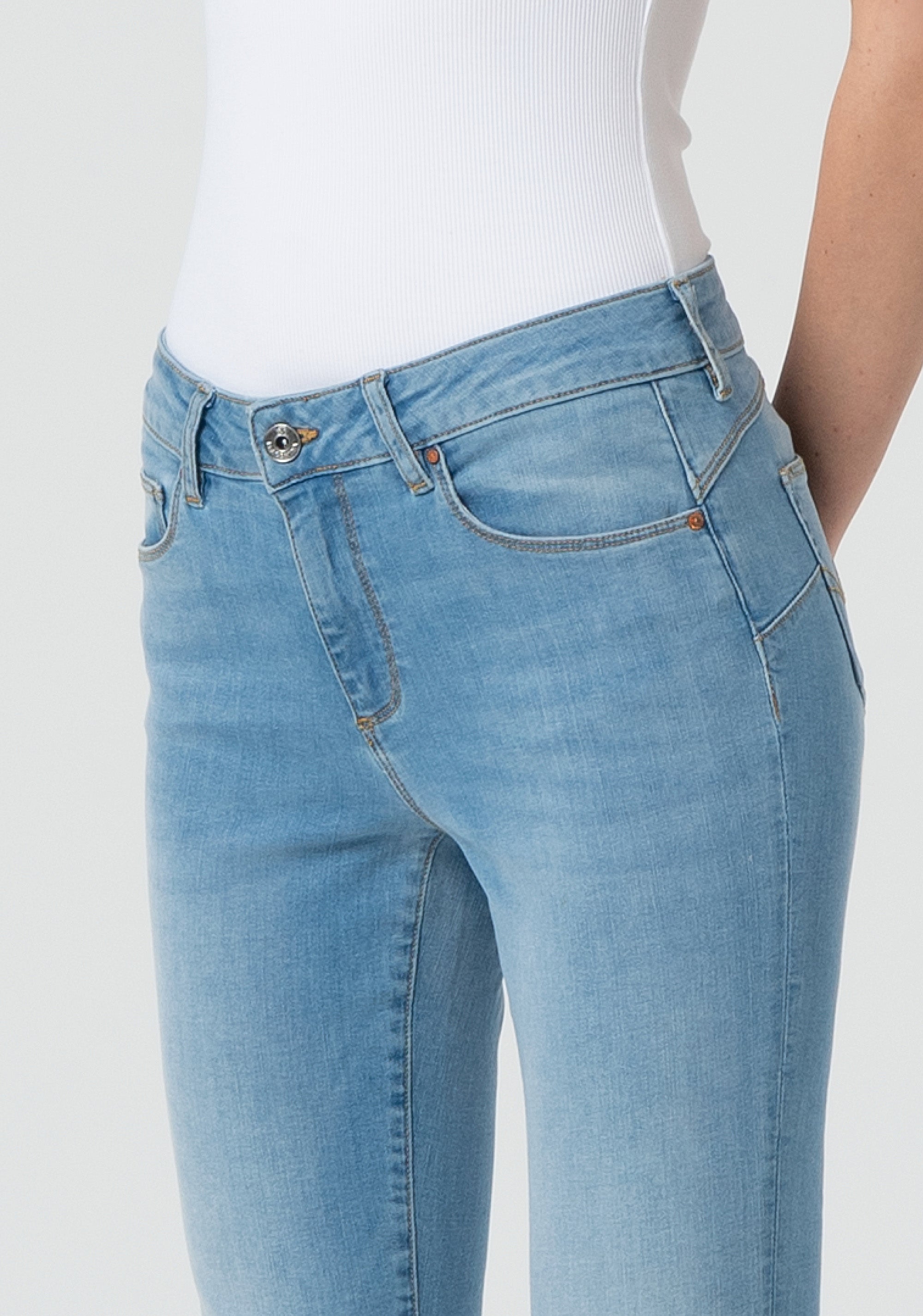 Jeans slim effetto push up in denim con lavaggio chiaro FP25SV8000D46003-062 Fracomina