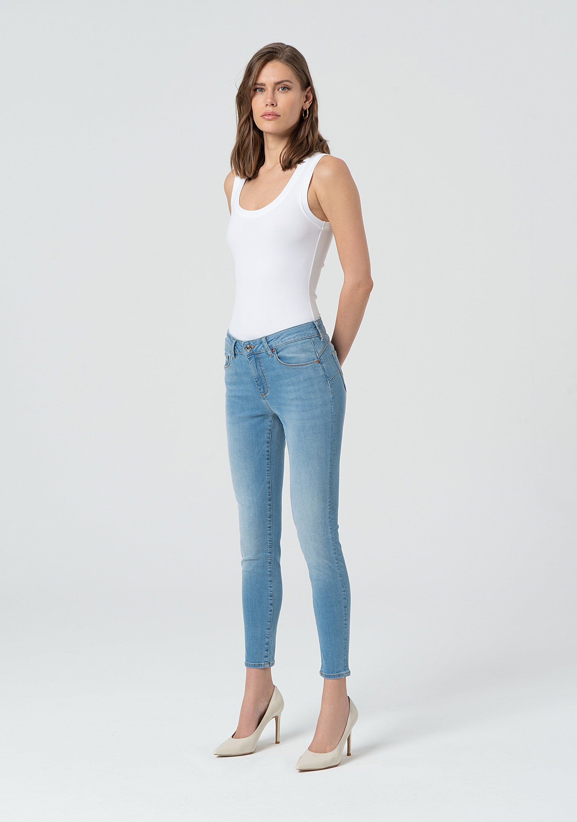 Jeans slim effetto push up in denim con lavaggio chiaro FP25SV8000D46003-062 Fracomina