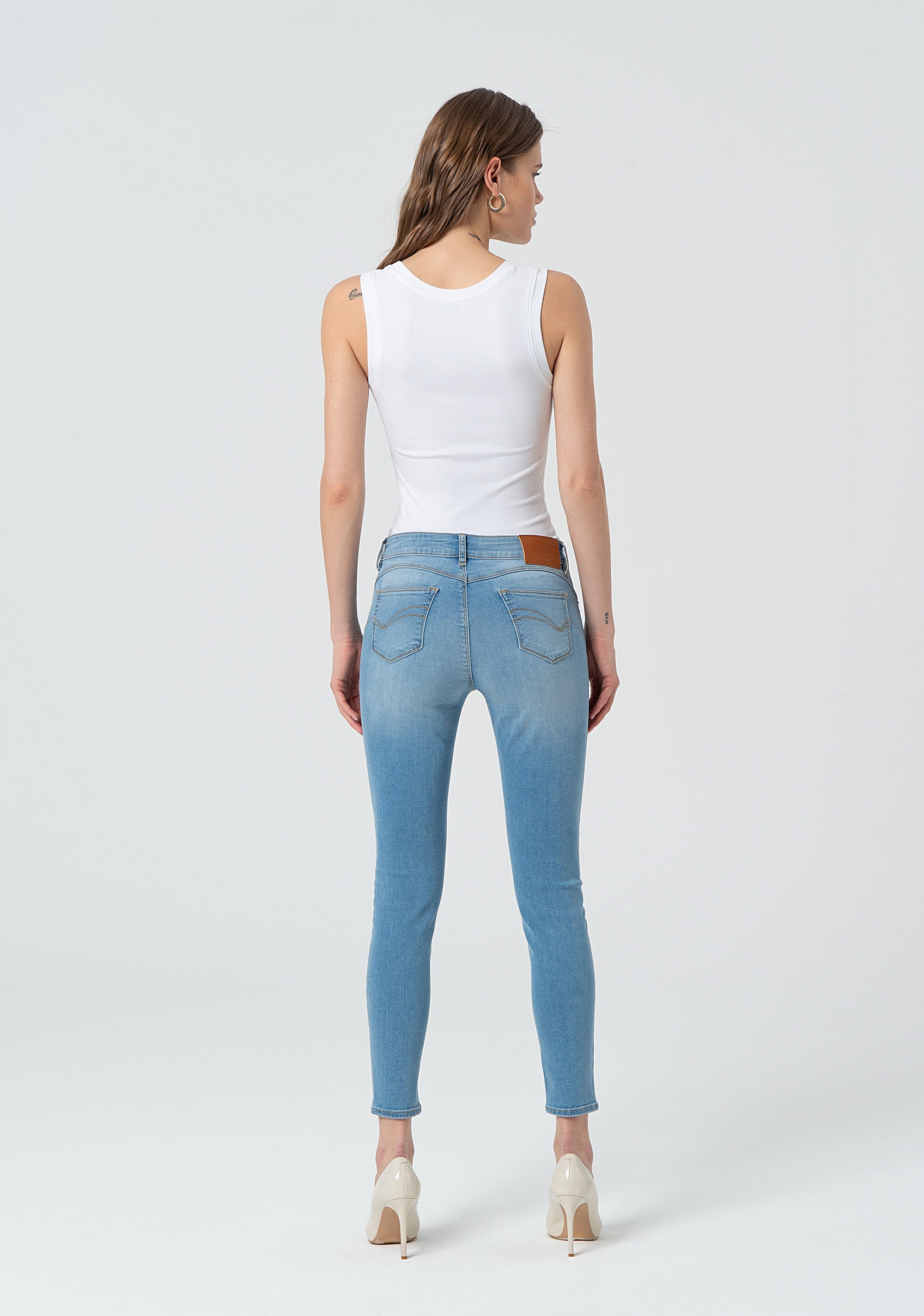 Jeans slim effetto push up in denim con lavaggio chiaro FP25SV8000D46003-062 Fracomina