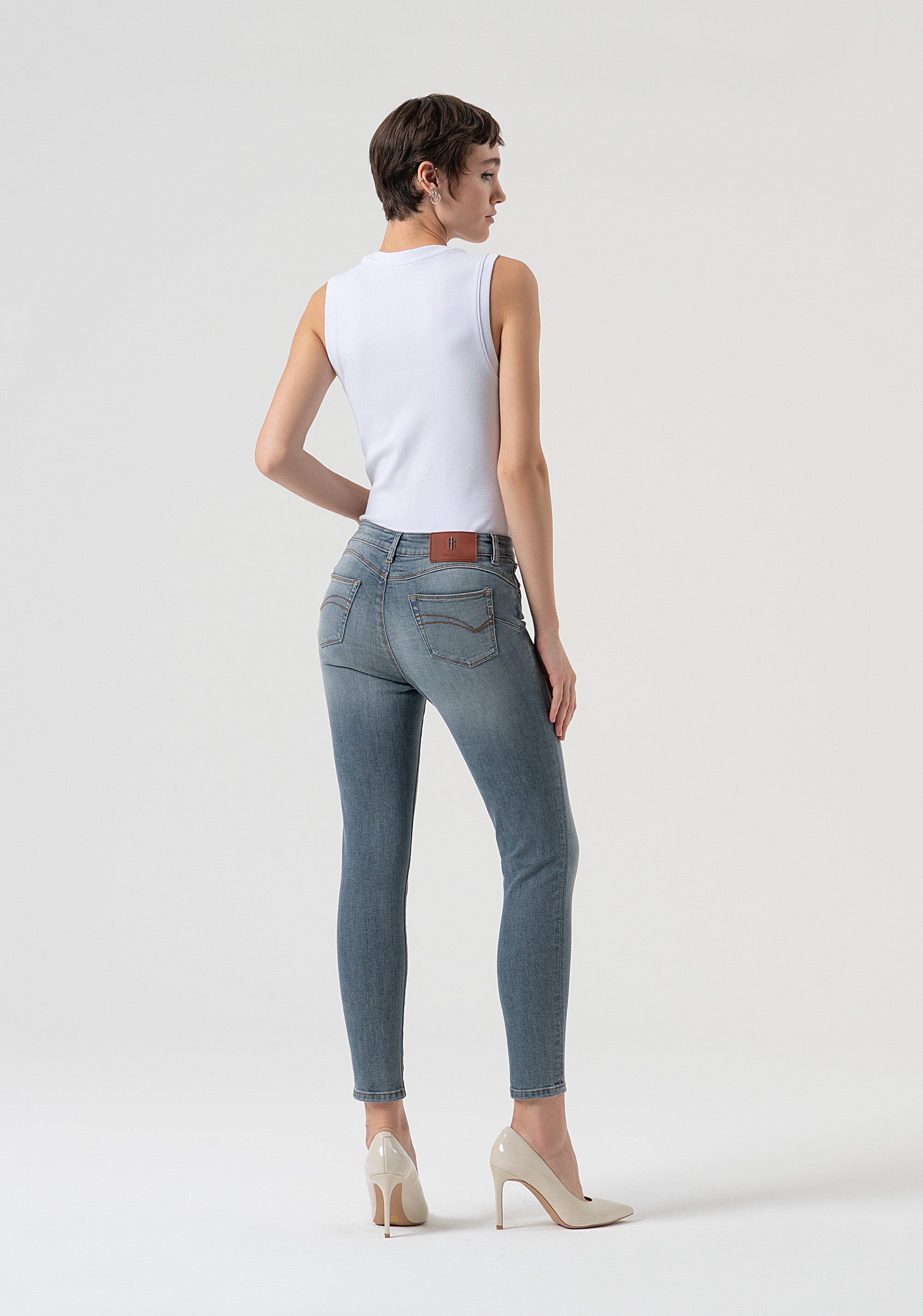 Jeans slim effetto push up in denim stretch blu grey con lavaggio medio FP25WV8000D46001-C41 Fracomina