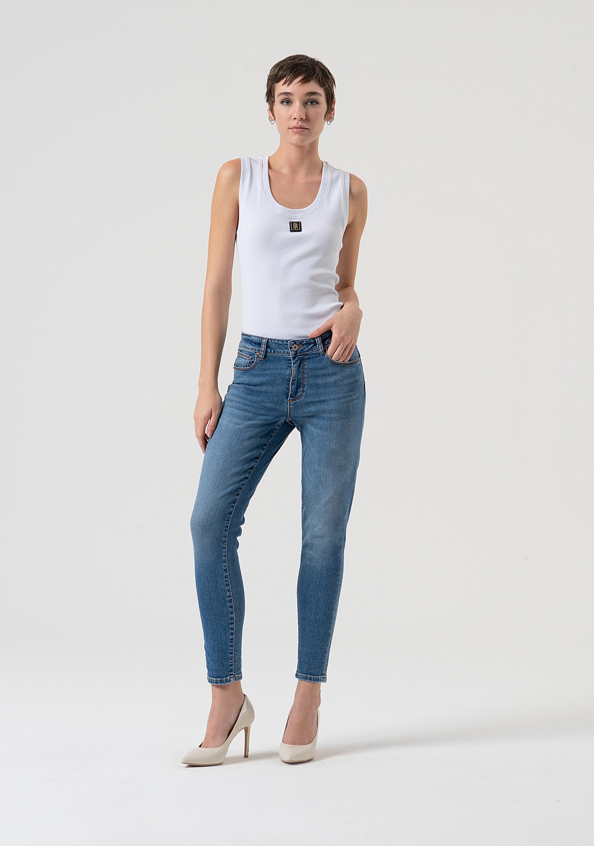 Jeans slim effetto push up in denim stretch con lavaggio medio chiaro FP25WV8000D46093-349 Fracomina