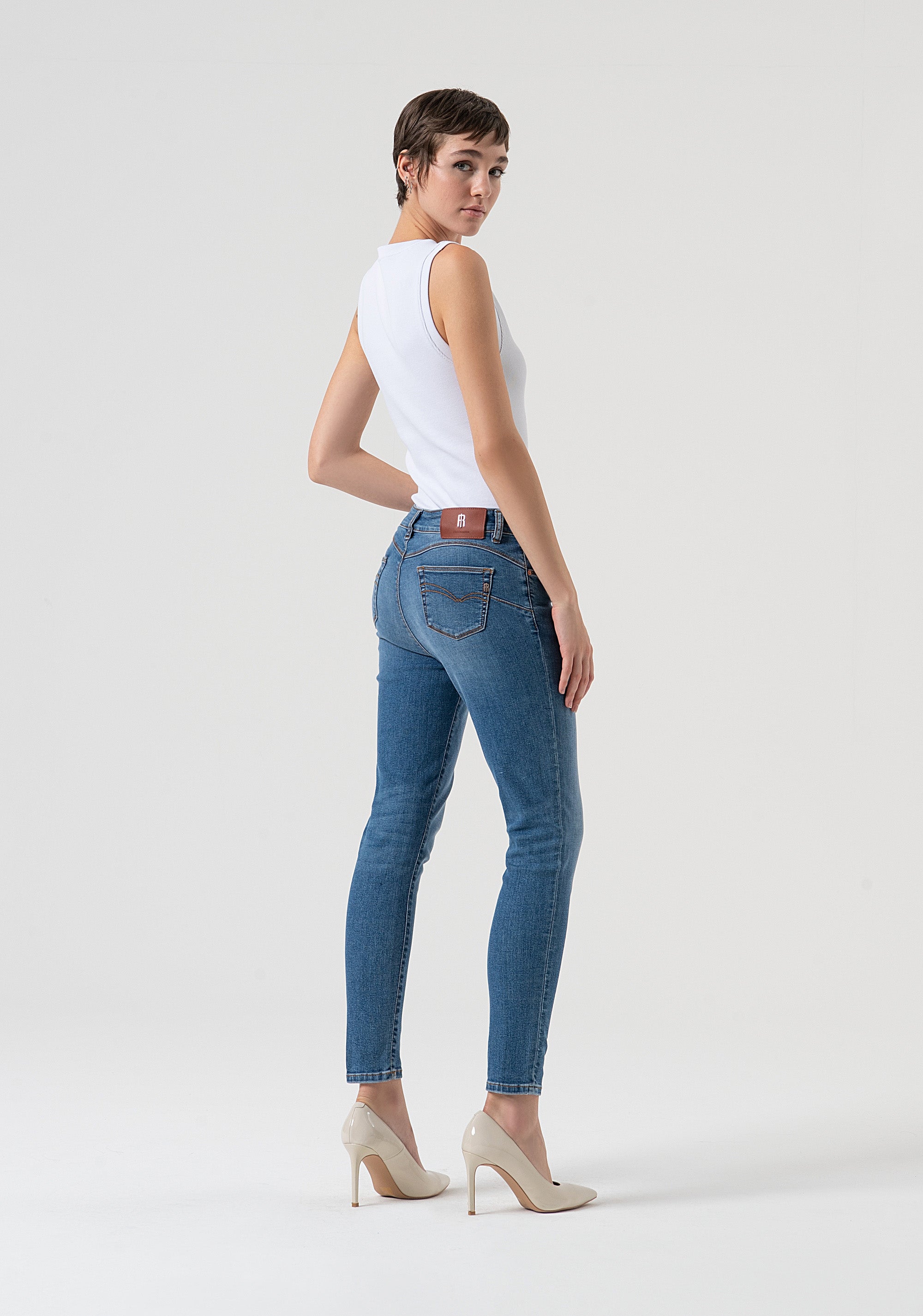 Jeans slim effetto push up in denim stretch con lavaggio medio chiaro FP25WV8000D46093-349 Fracomina