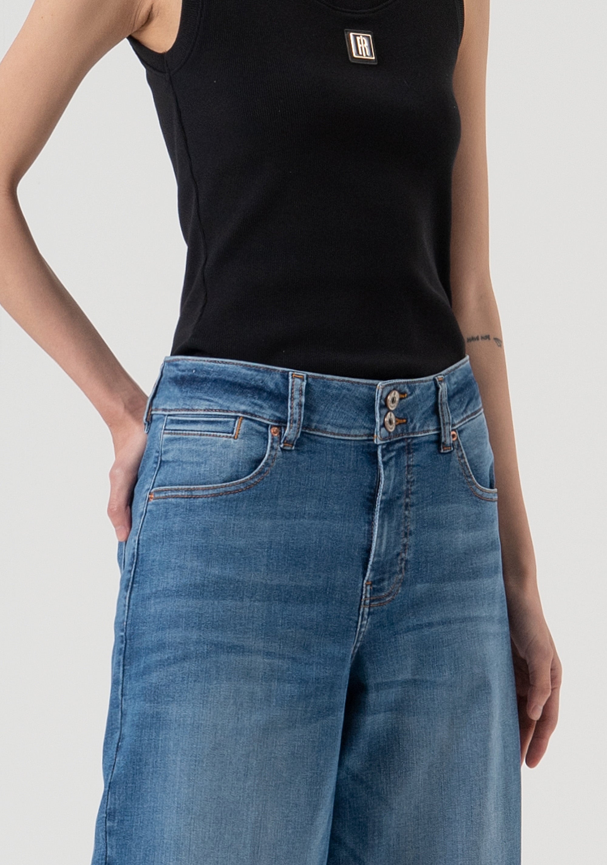 Jeans cropped in denim stretch con lavaggio medio FP25WVB004D46093-349 Fracomina