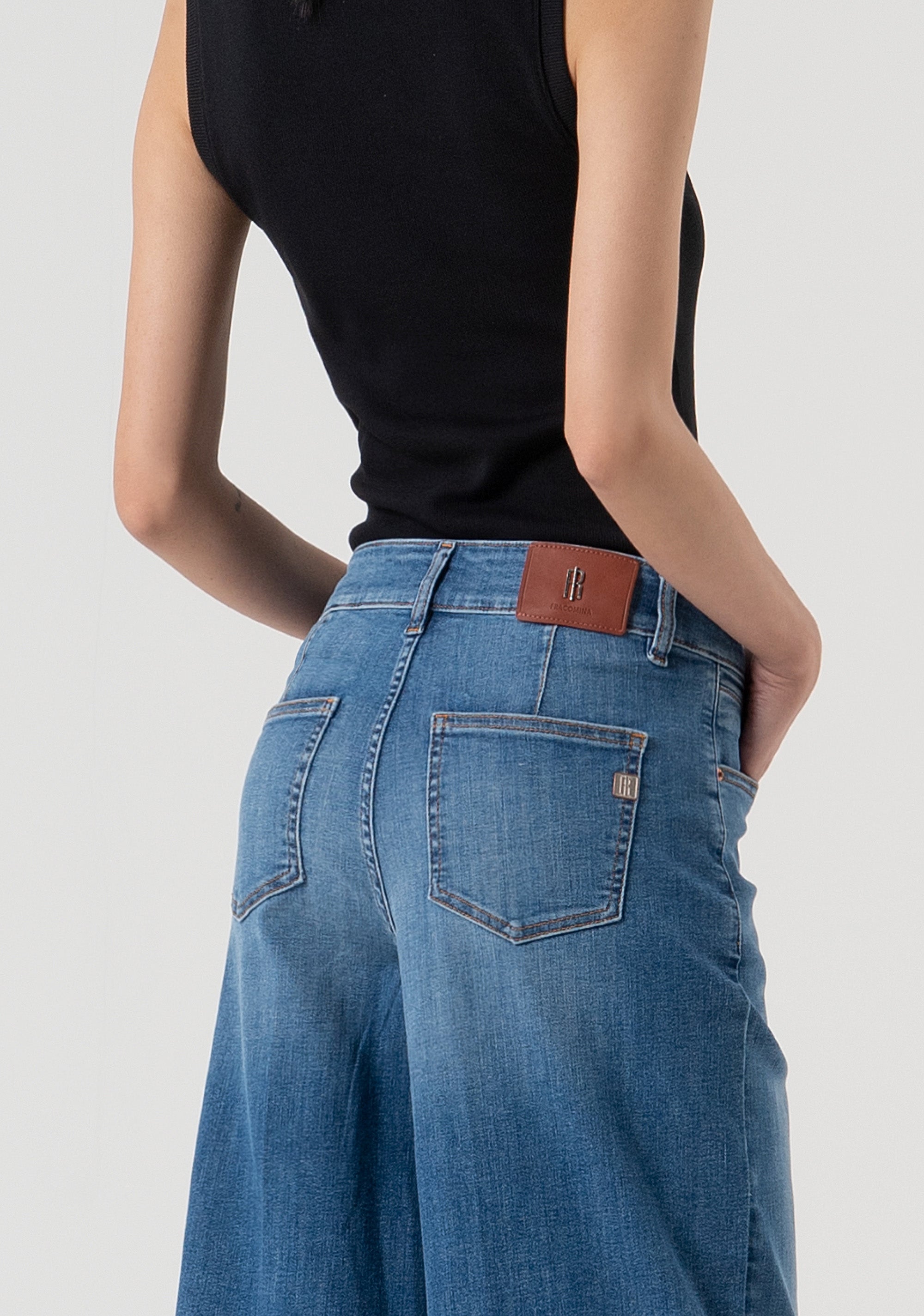 Jeans cropped in denim stretch con lavaggio medio FP25WVB004D46093-349 Fracomina