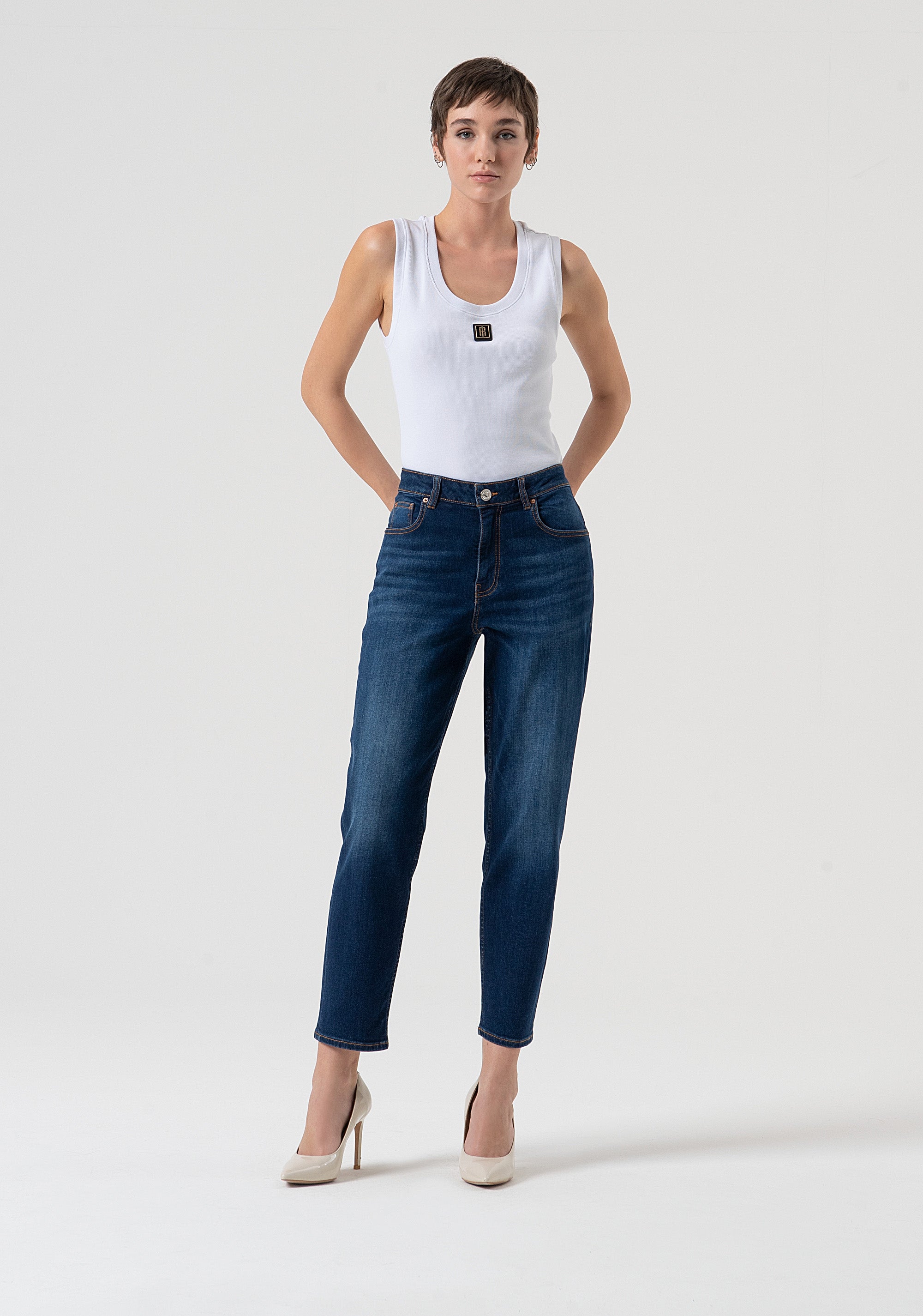 Jeans carrot mom fit in denim con lavaggio medio FP25WVD005D46002-987 Fracomina