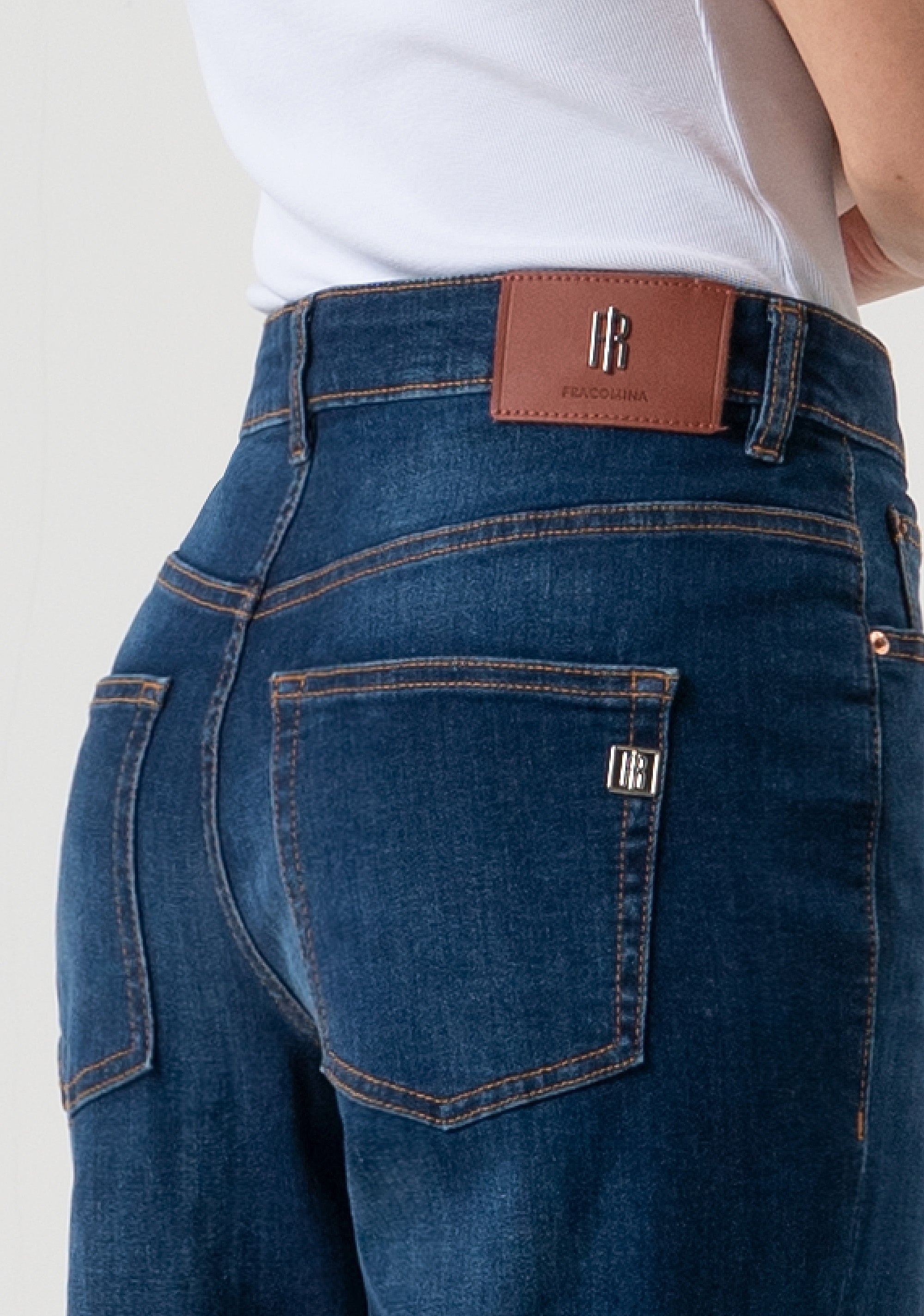 Jeans carrot mom fit in denim con lavaggio medio FP25WVD005D46002-987 Fracomina