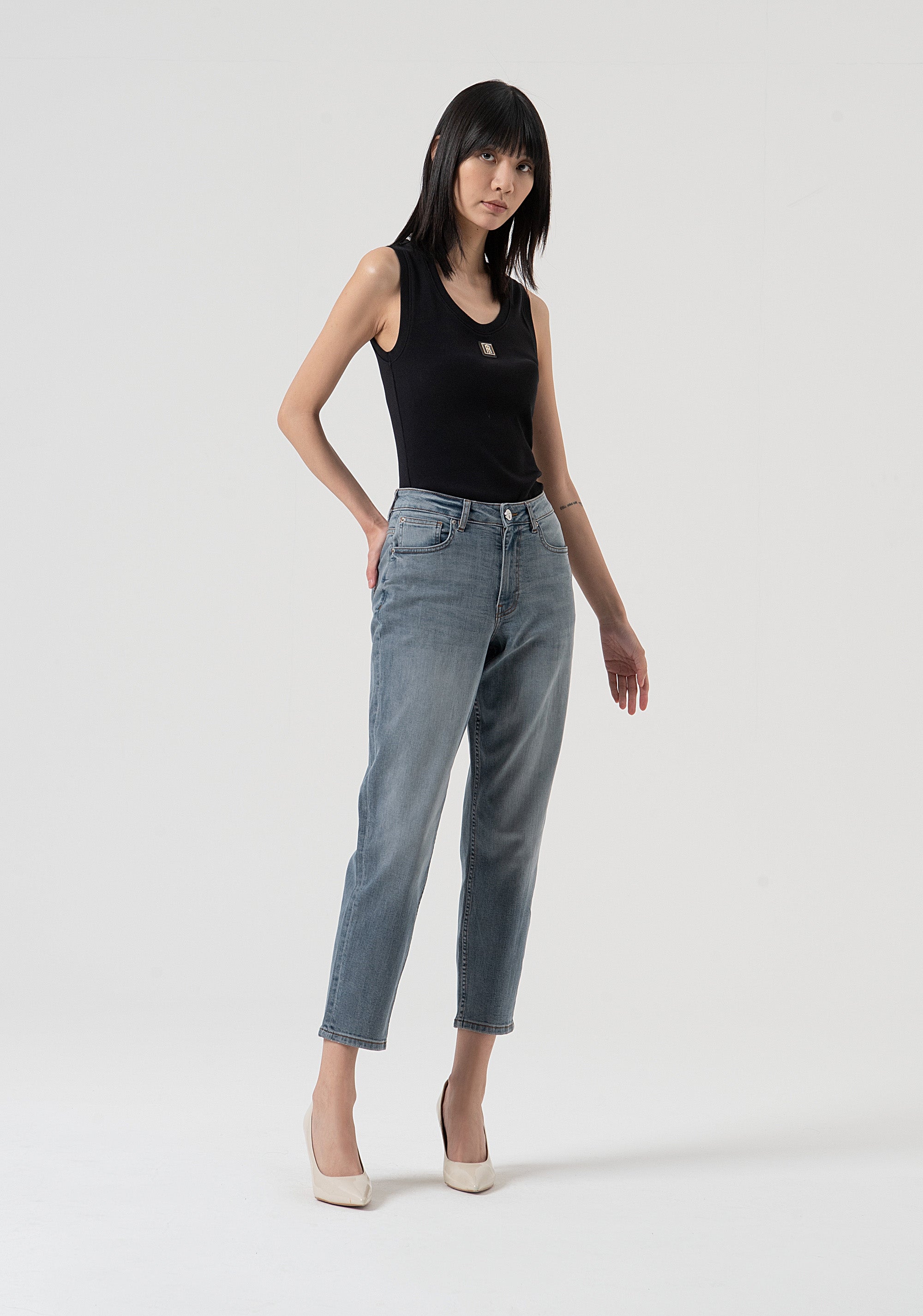 Jeans carrot mom fit in denim blu grey con lavaggio medio FP25WVD005D46093-C41 Fracomina