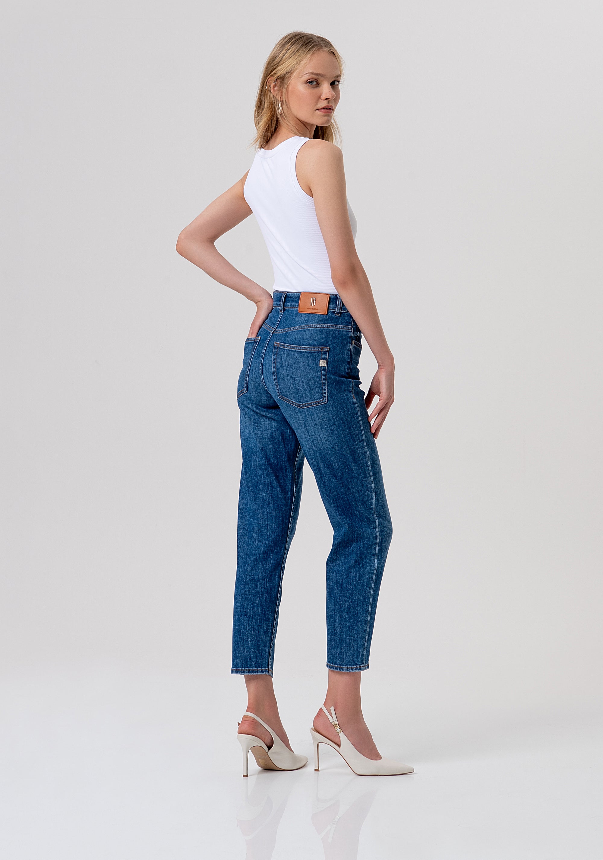 Jeans carrot mom fit in denim con lavaggio medio FP26SVD005D45093-349 Fracomina